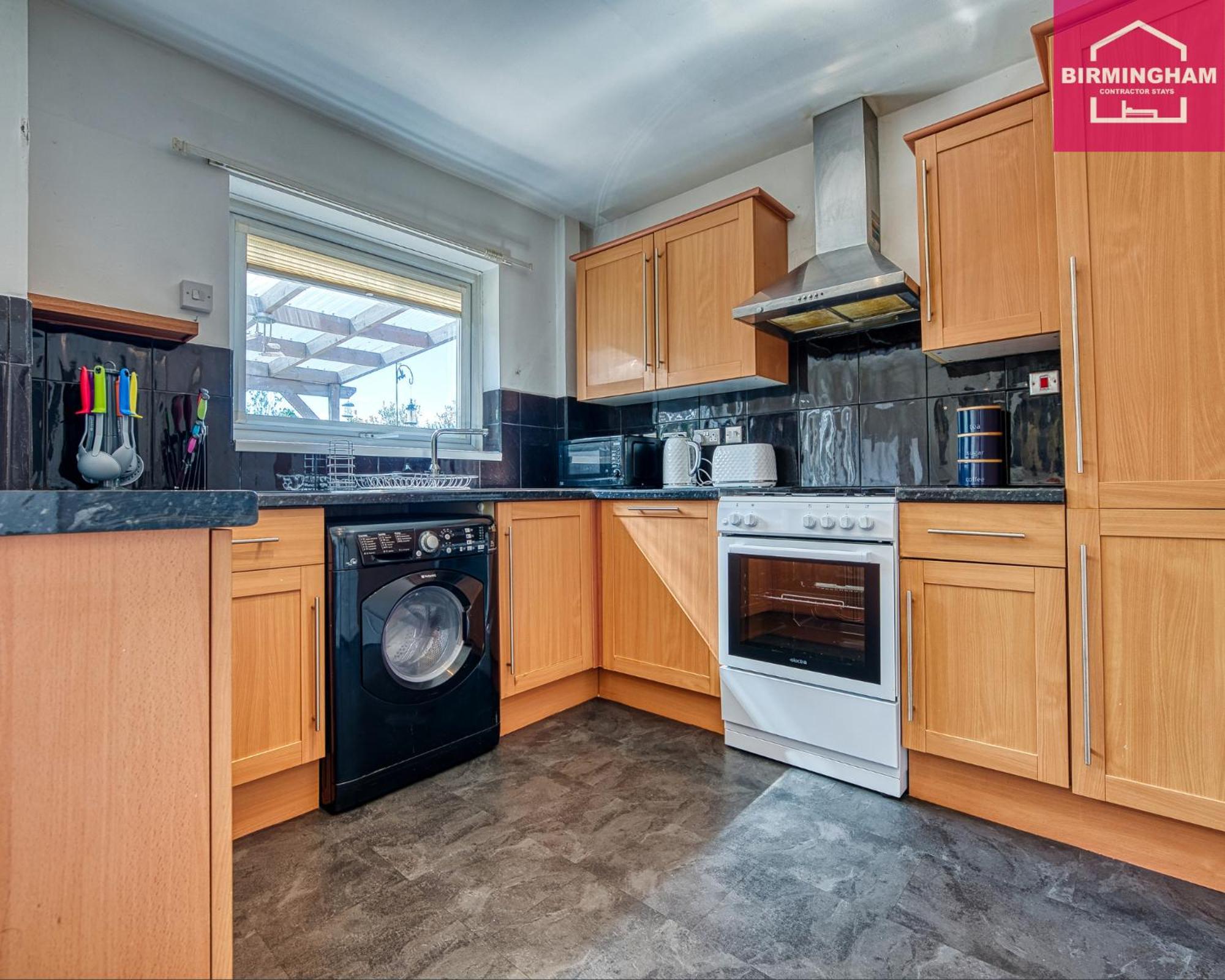 B24 Stunning Contractor House With 3 Bedrooms, Drive For 2 Vehicles & Smoking Area In Garden Birmingham