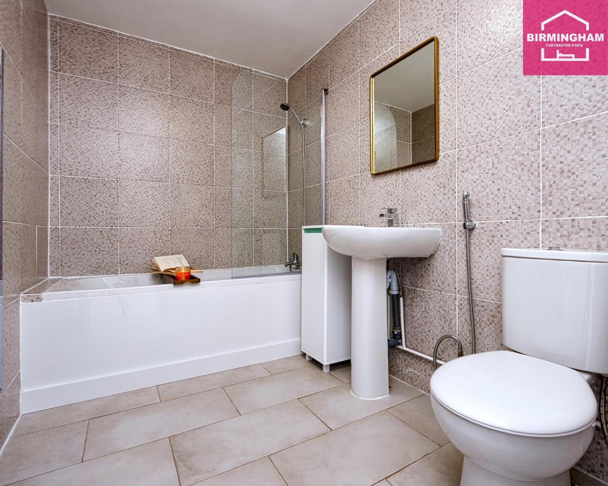 B24 Stunning Contractor House With 3 Bedrooms, Drive For 2 Vehicles & Smoking Area In Garden * Birmingham