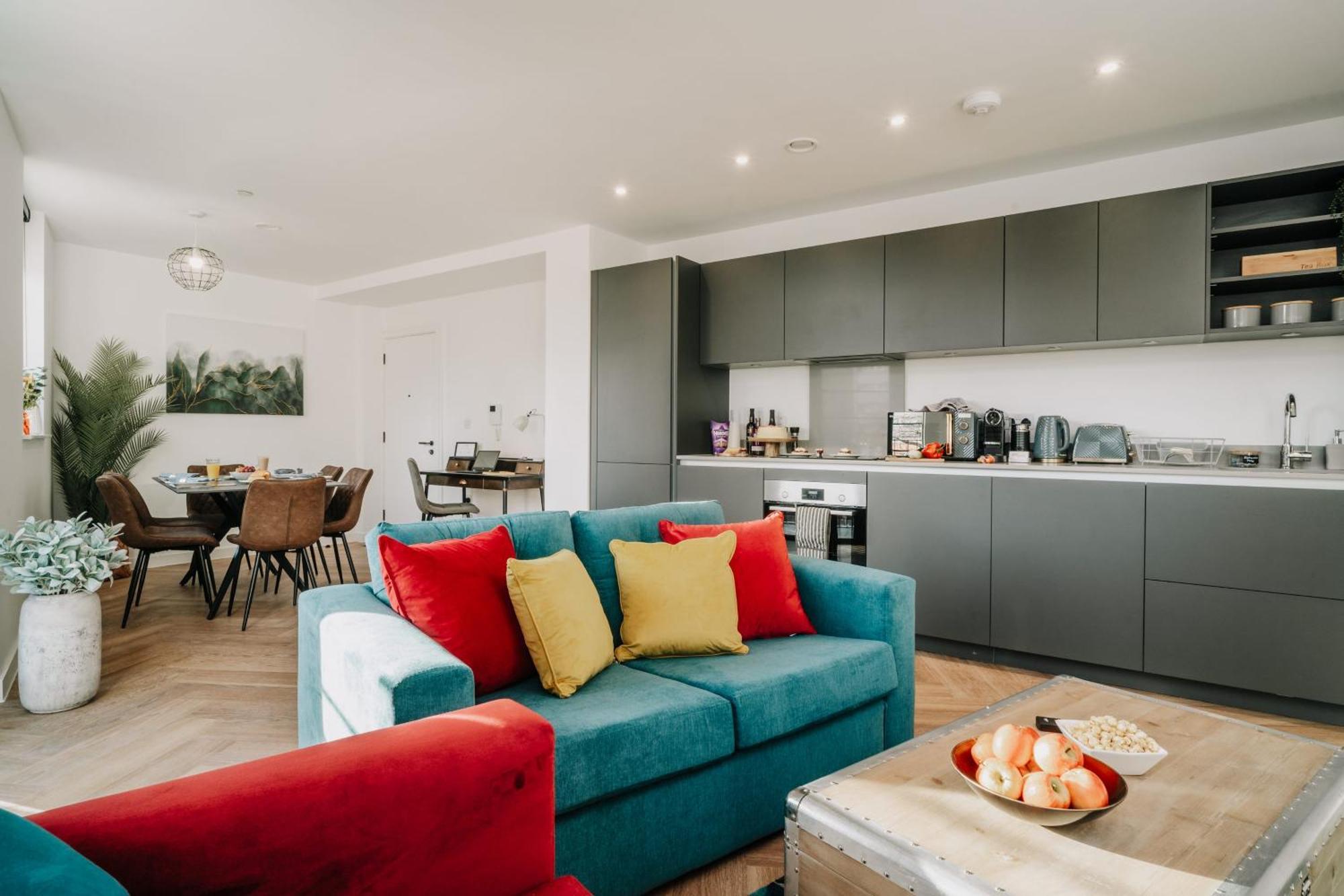 Canal-view Stunning Living, Fast Wifi, Contractors, Family * Birmingham