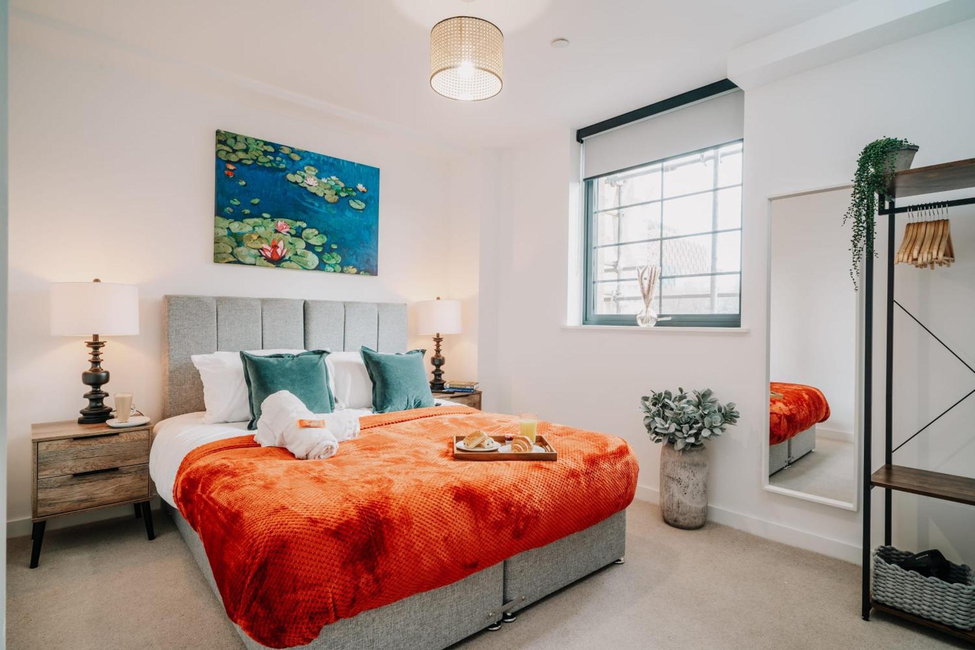 Canal-view Stunning Living, Fast Wifi, Contractors, Family *