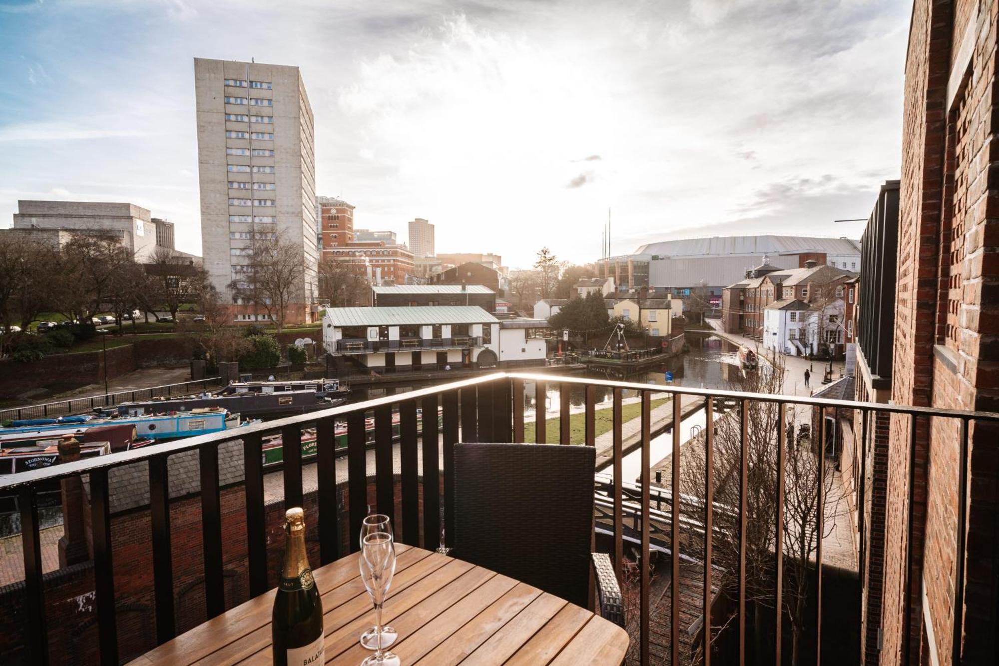 Canal-view Stunning Living, Fast Wifi, Contractors, Family Birmingham