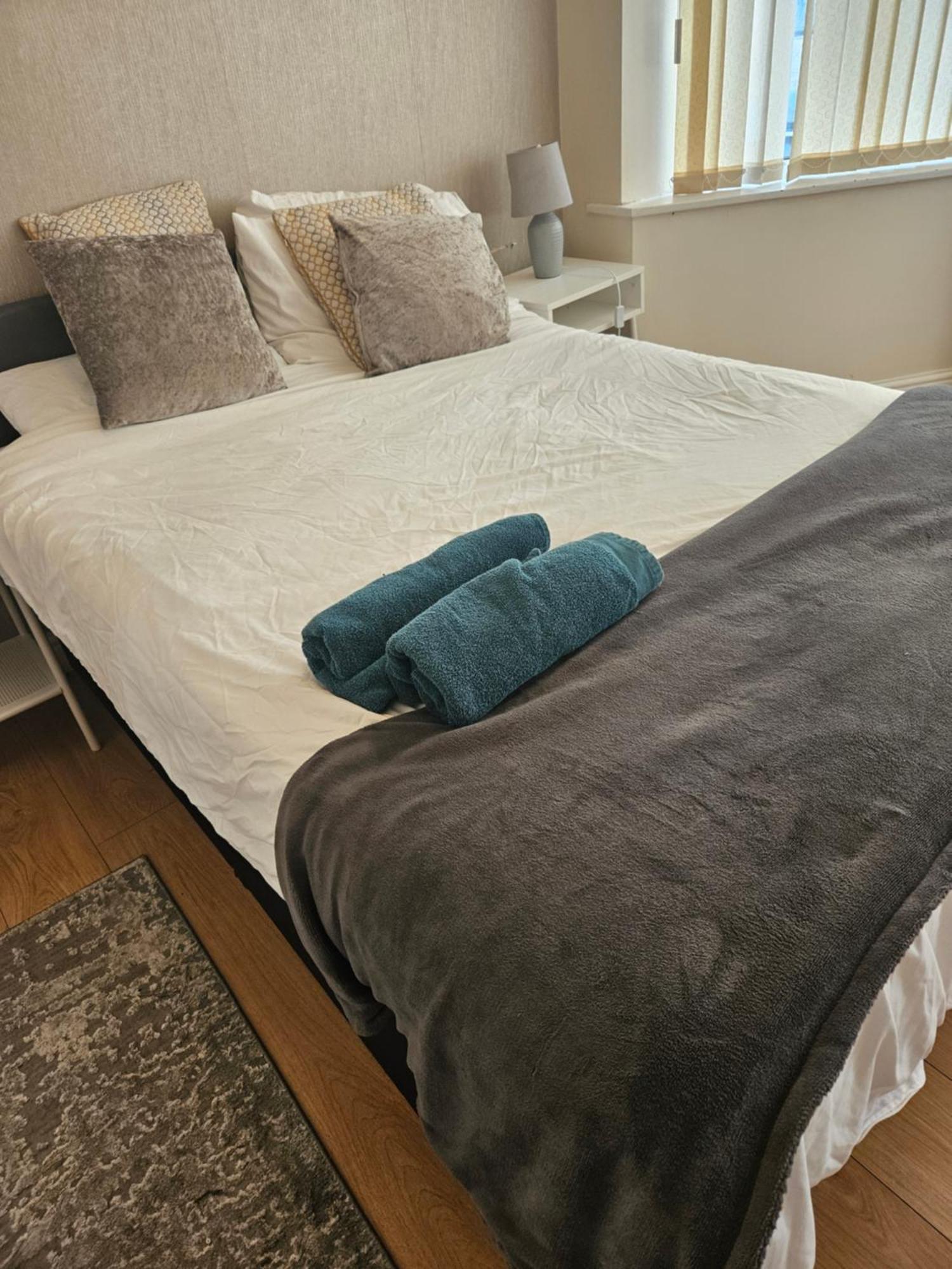5 Bedroom House- 7 Beds - Separate Living Room- Wifi -garden- Parking Holiday home Birmingham