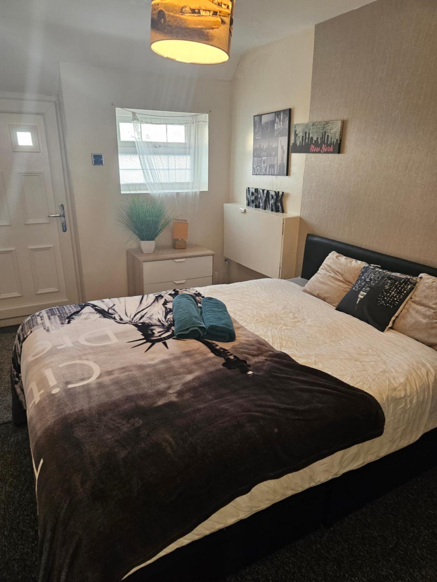 Holiday home 5 Bedroom House- 7 Beds - Separate Living Room- Wifi -garden- Parking
