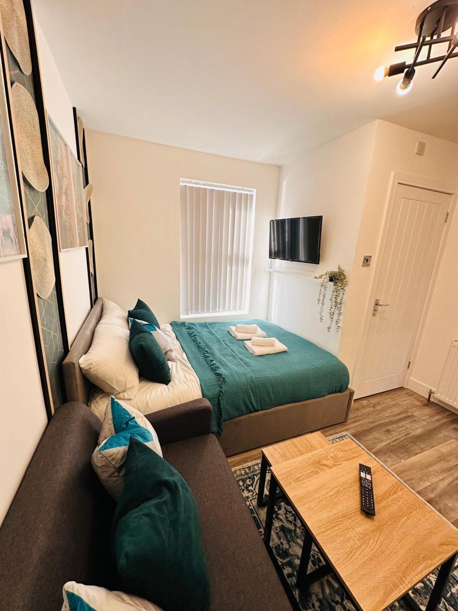 Guest house R2 - Newly Renovated Luxury Private En-suite In Harborne Park Road - Birmingham