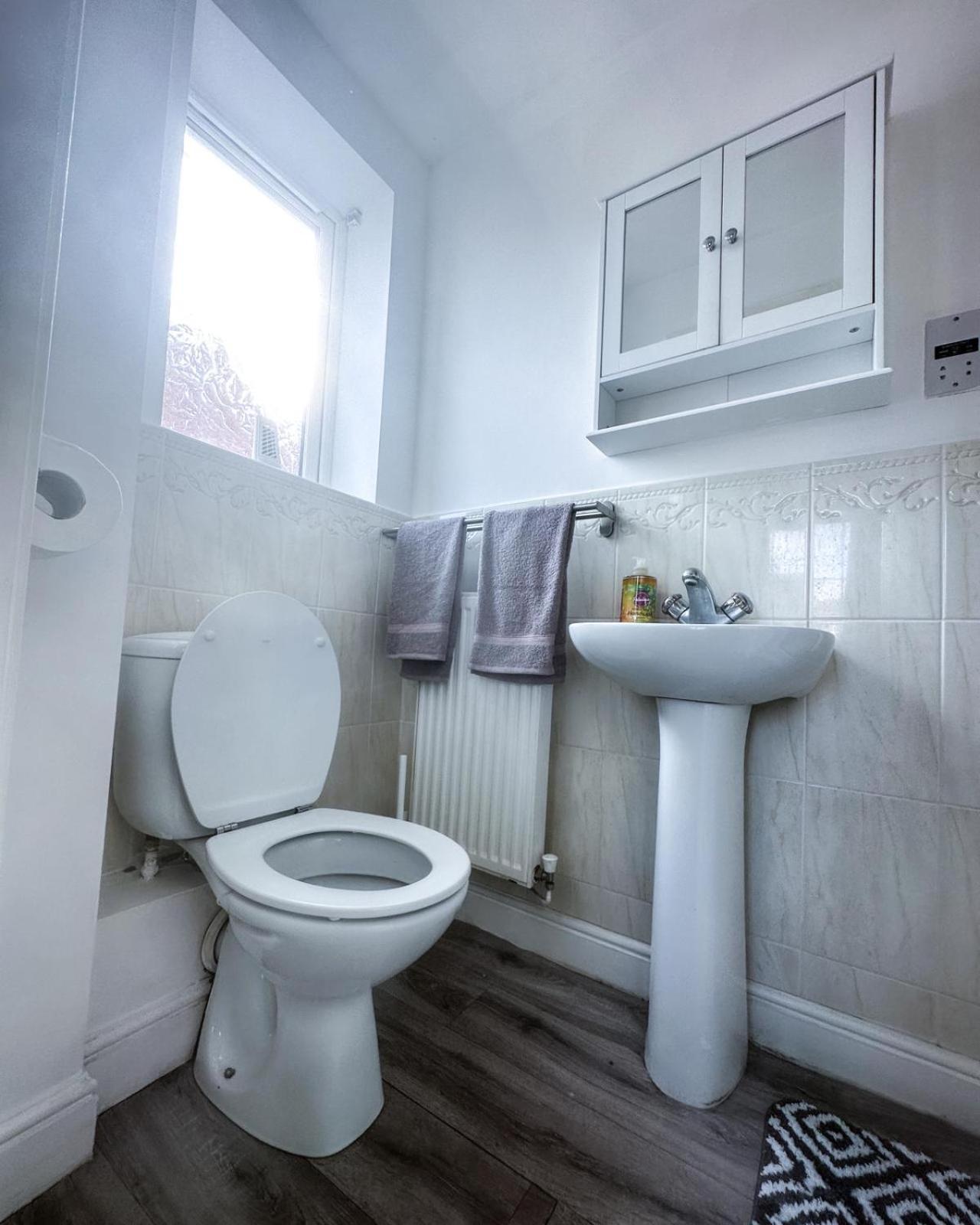 Spacious 6 Bedroom House Near Centre *