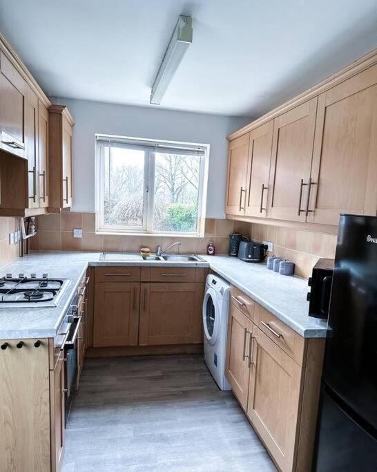 Spacious 6 Bedroom House Near Centre