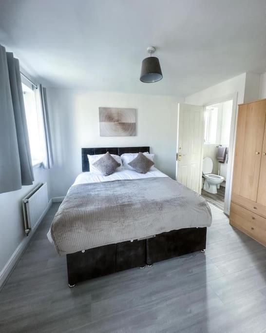 Spacious 6 Bedroom House Near Centre Apartment *