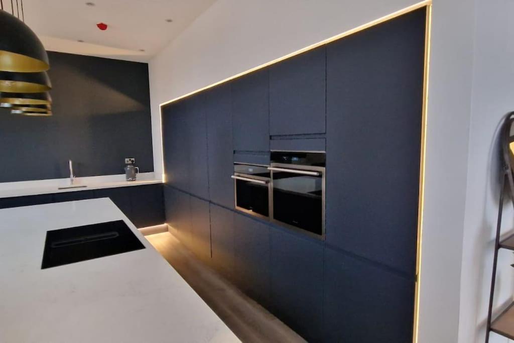 Modern 7-br Retreat Ensuite Birmingham