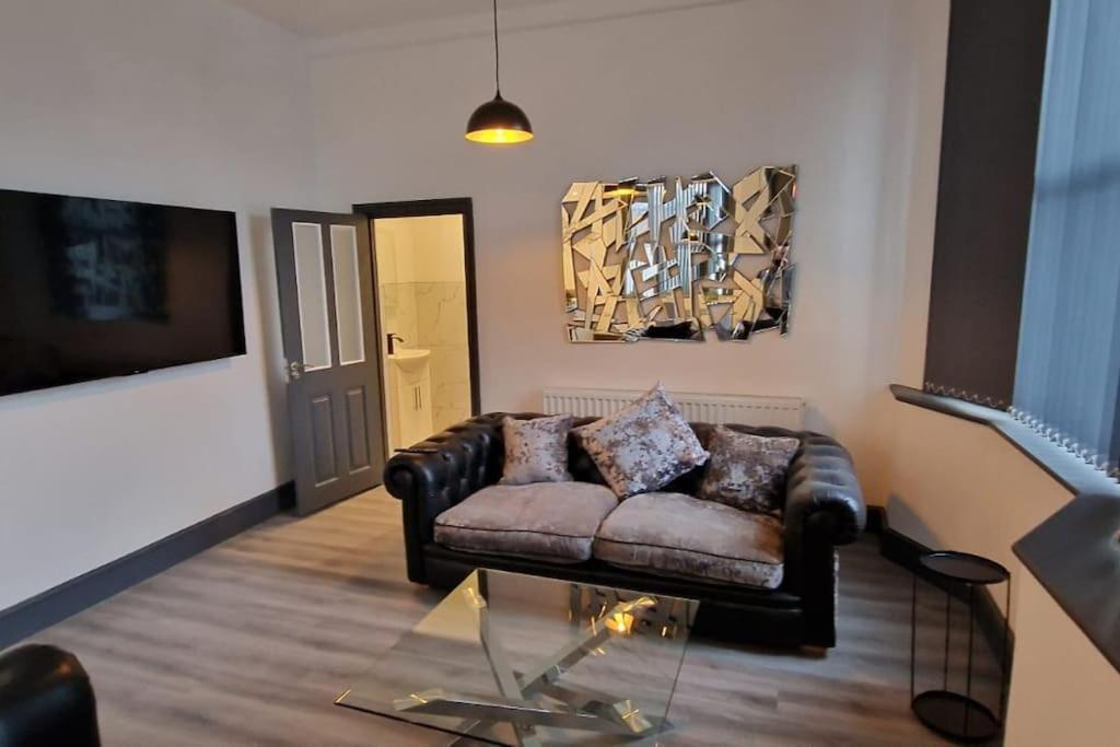 Modern 7-br Retreat Ensuite Holiday home