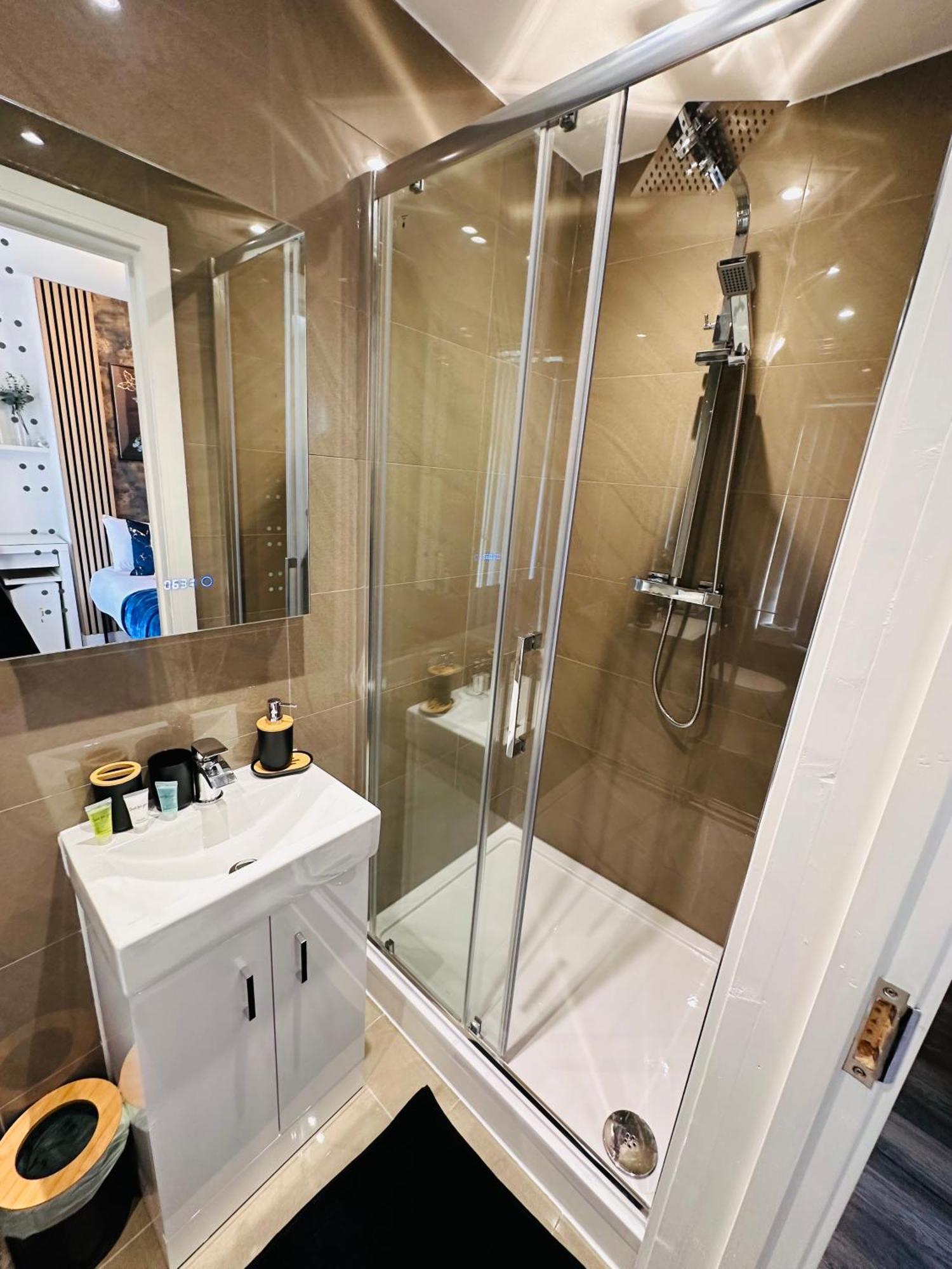 Guest house R4 - Luxury Studio Within A Shared House In Harborne Park Road - Birmingham