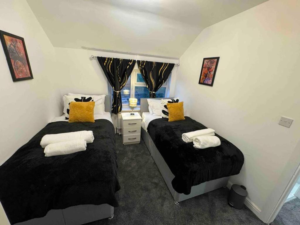 3-Bed Home Sleeps 8 Ideal For Large Groups Holiday home