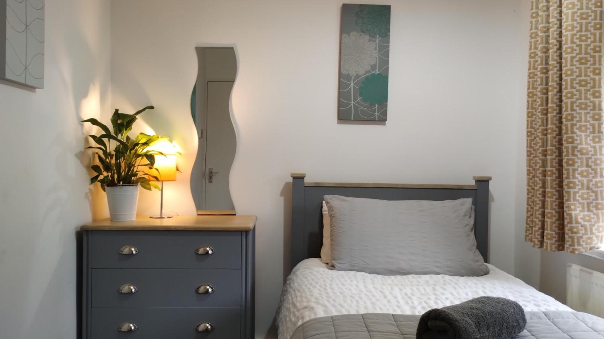 Entire 4-bed House & Parking, Steps From Icc & Utilita Arena & Broad Street Holiday home *