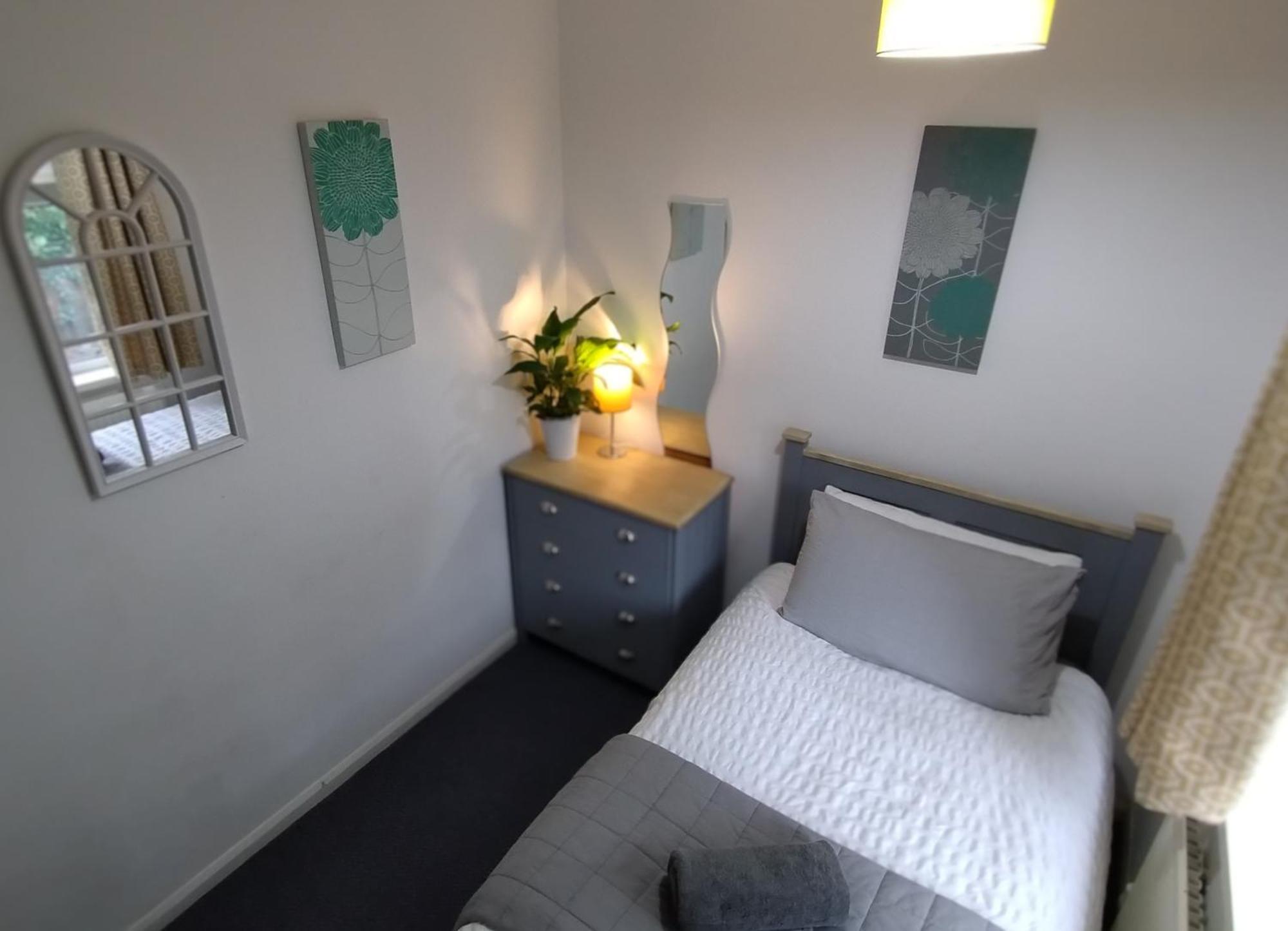 Holiday home Entire 4-bed House & Parking, Steps From Icc & Utilita Arena & Broad Street *