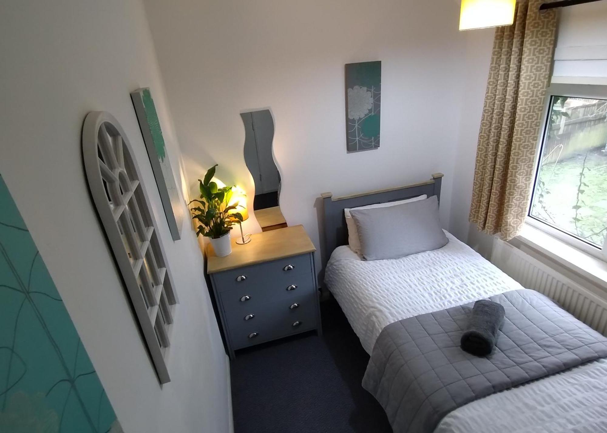 Holiday home Entire 4-bed House & Parking, Steps From Icc & Utilita Arena & Broad Street *