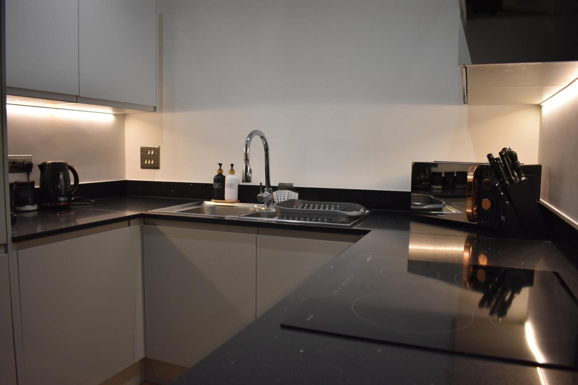 Luxury Jq 2 Bed Flat, Parking Apartment *