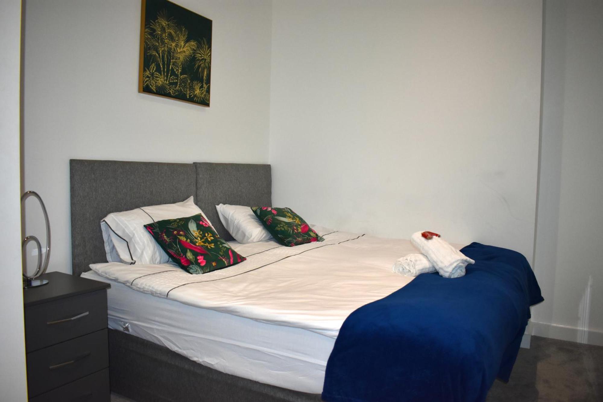 Luxury Jq 2 Bed Flat, Parking Apartment *