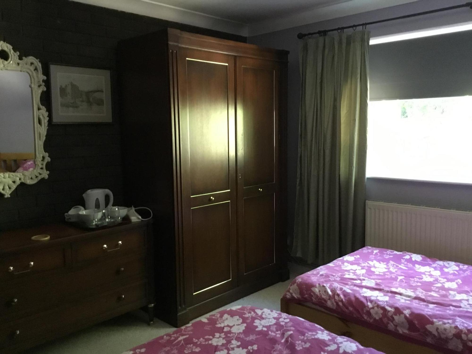 Lowri Hotel