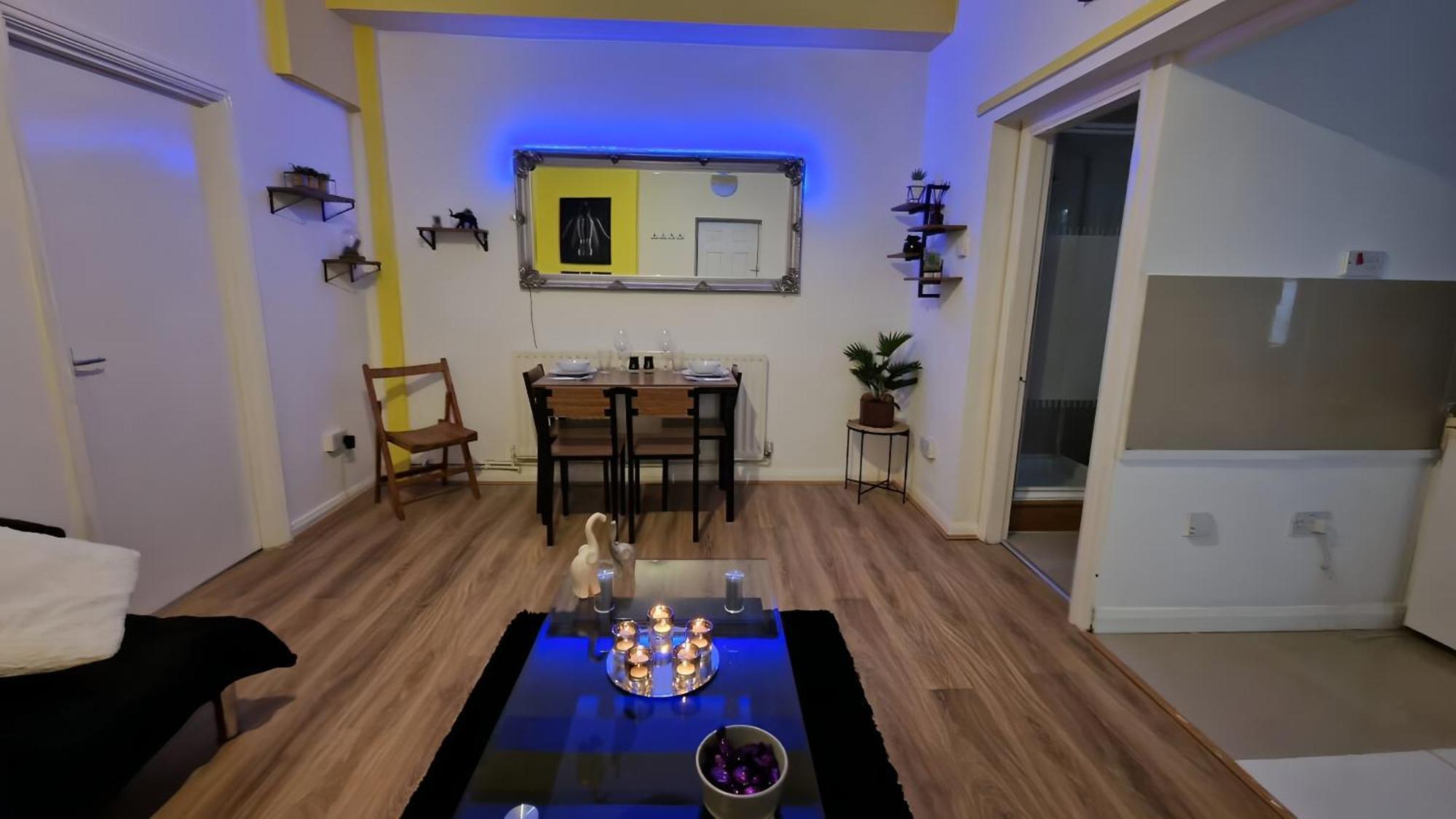 Centre One Bedroom - Free Parking, Free & Fast Wifi, 24hr Check-in, Nearby O2 Academy, The Mailbox & Broad Street Apartment