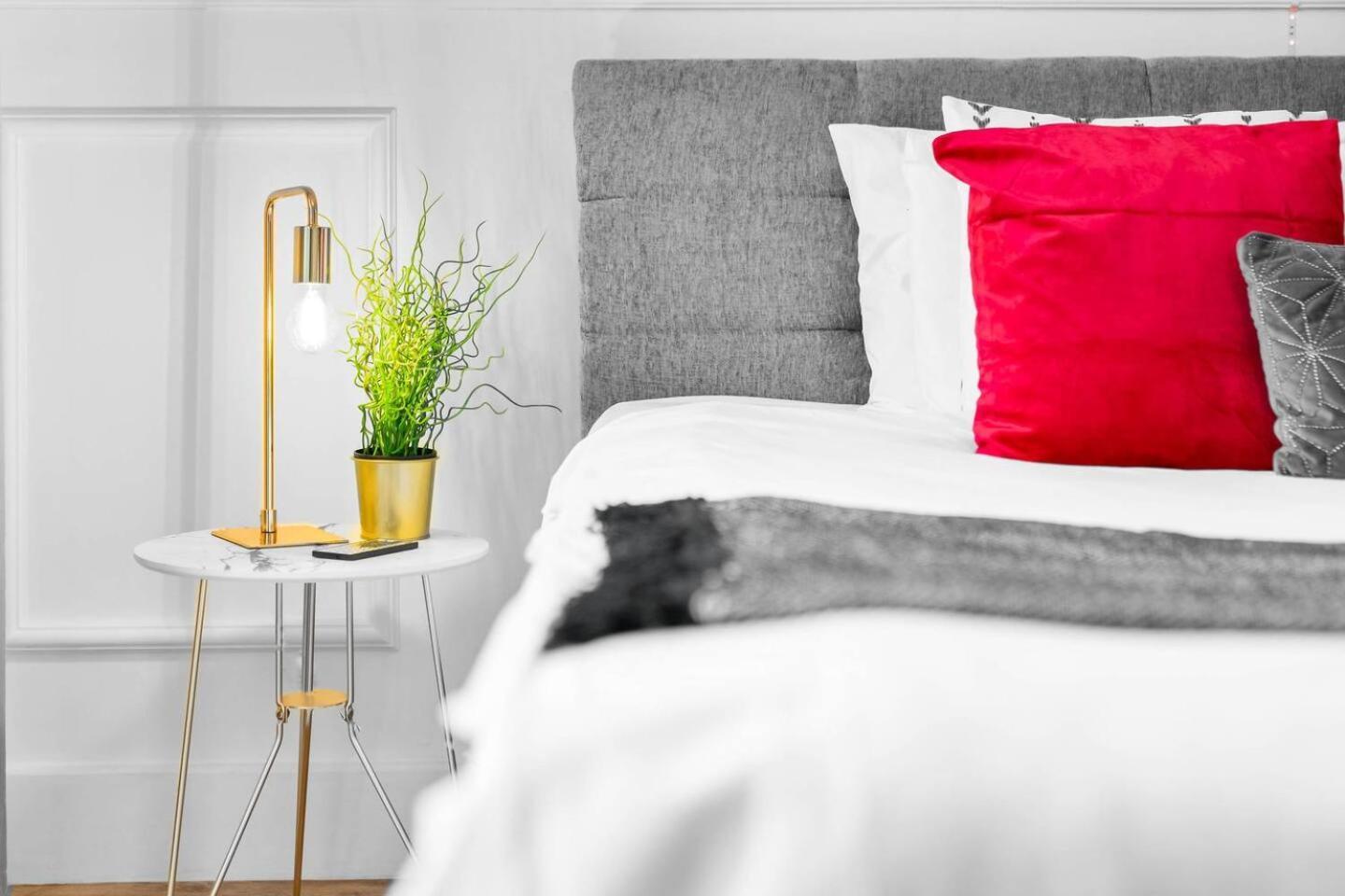 Apartment Centre - Terrace - King-size Bed - Wifi - Netflix - Rated - 42m *
