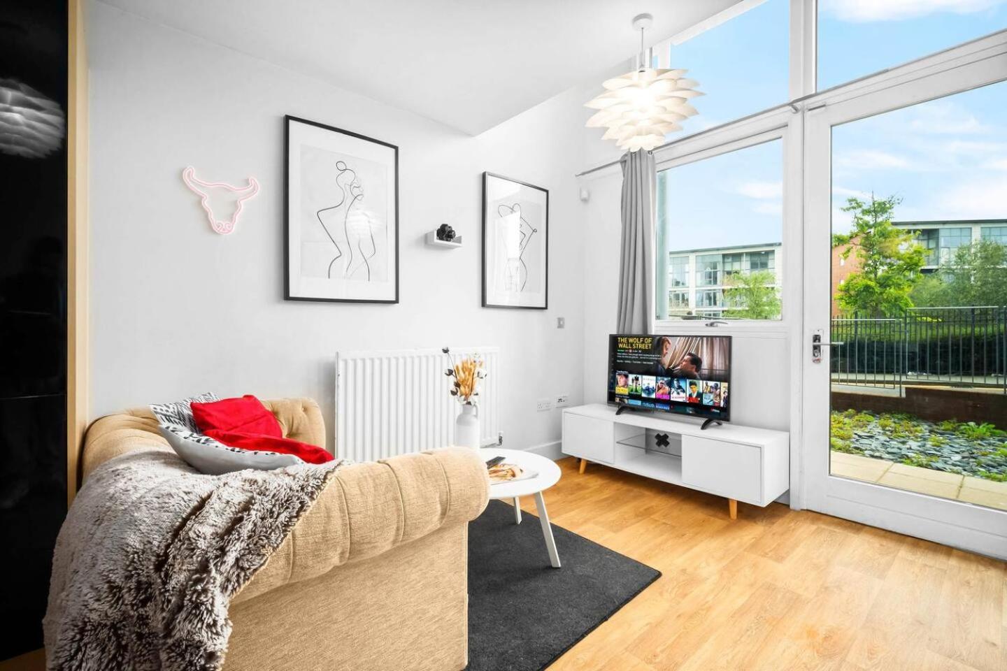 Centre - Terrace - King-size Bed - Wifi - Netflix - Rated - 42m Apartment *
