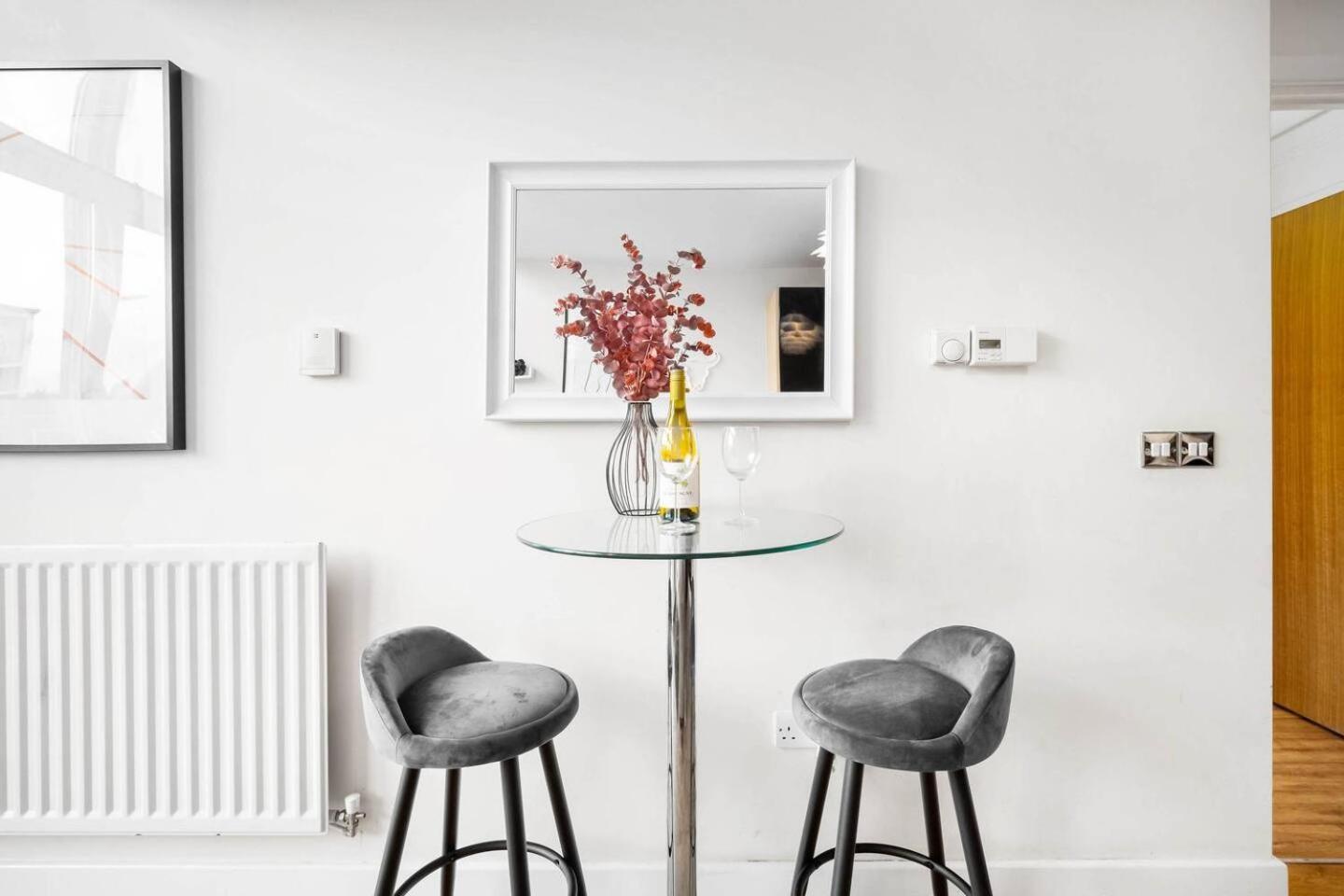 Apartment Centre - Terrace - King-size Bed - Wifi - Netflix - Rated - 42m