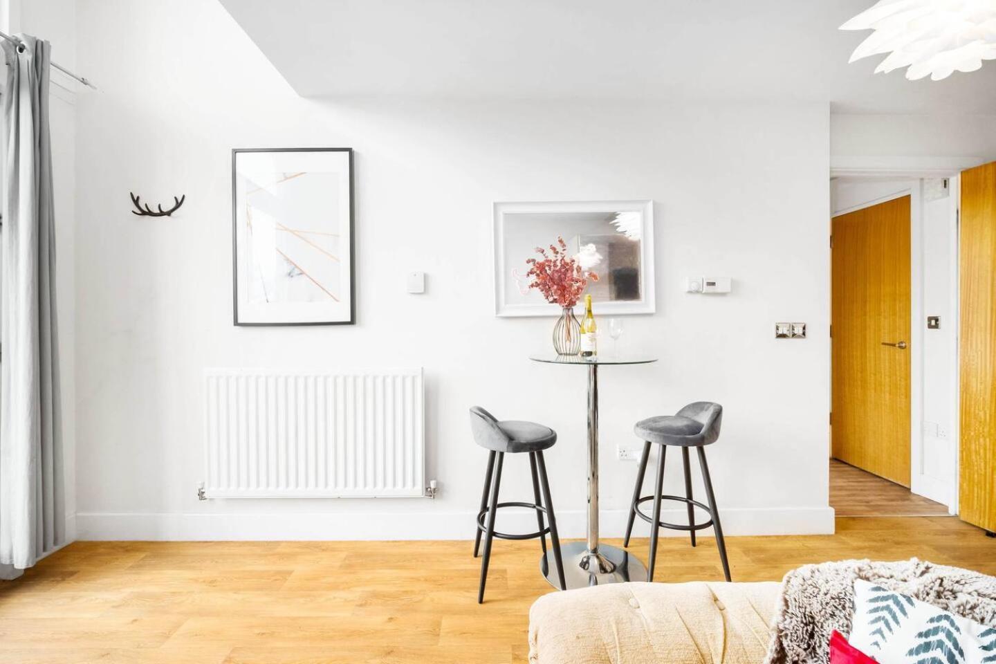 Centre - Terrace - King-size Bed - Wifi - Netflix - Rated - 42m Apartment Birmingham