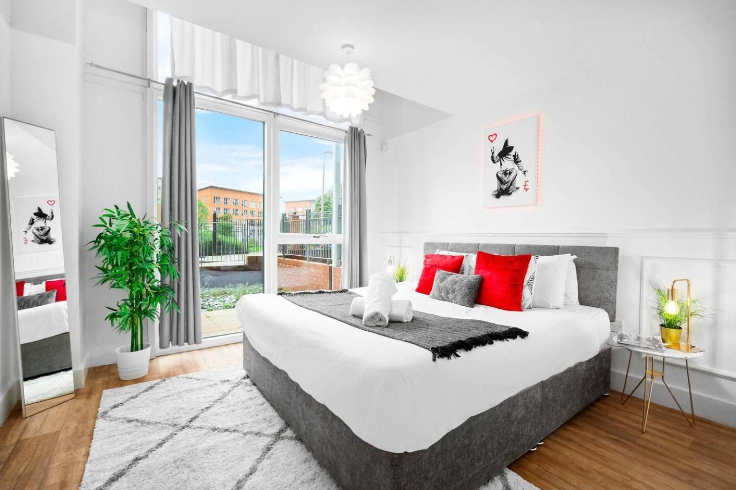 Centre - Terrace - King-size Bed - Wifi - Netflix - Rated - 42m Apartment *