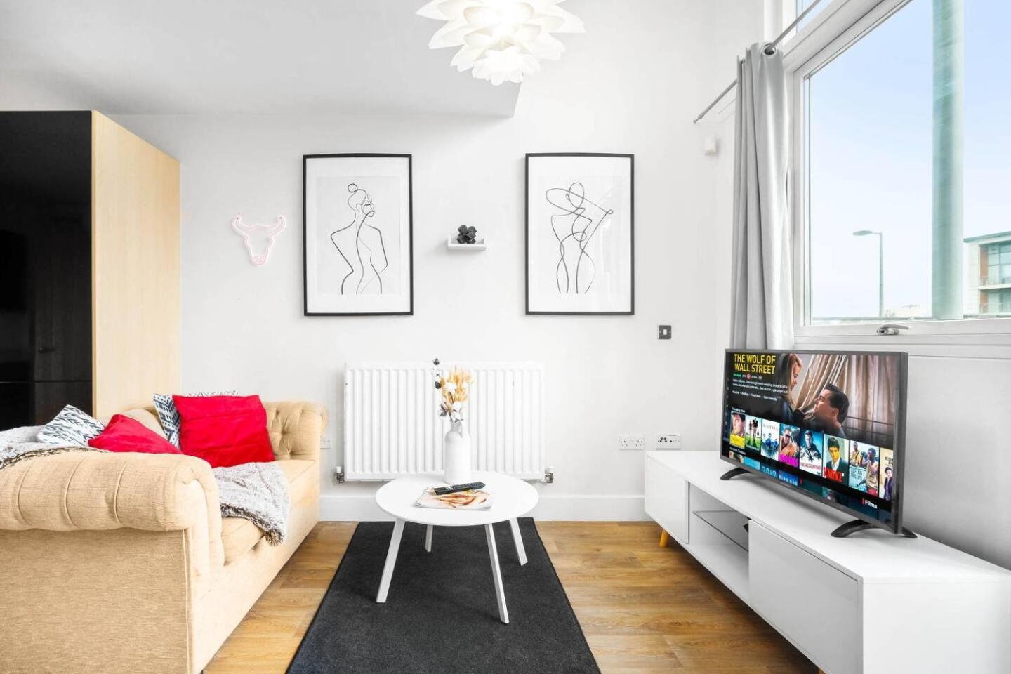 Centre - Terrace - King-size Bed - Wifi - Netflix - Rated - 42m Apartment Birmingham
