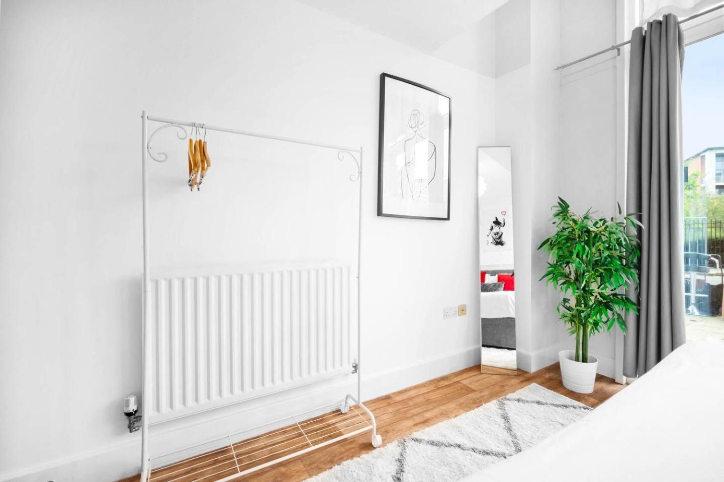 Centre - Terrace - King-size Bed - Wifi - Netflix - Rated - 42m Apartment *
