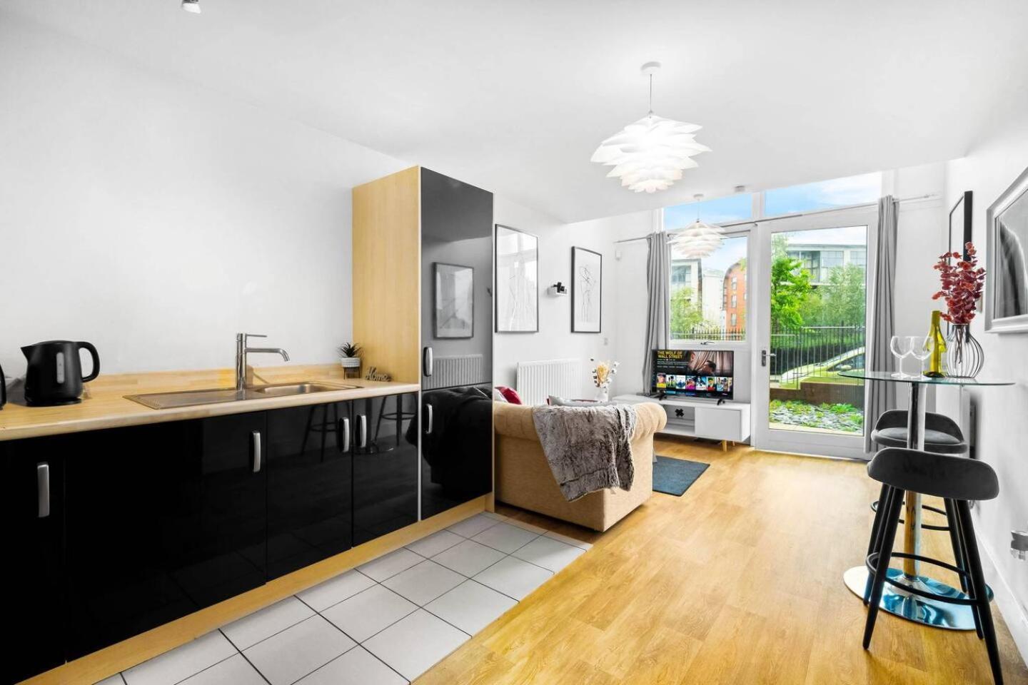 Apartment Centre - Terrace - King-size Bed - Wifi - Netflix - Rated - 42m Birmingham