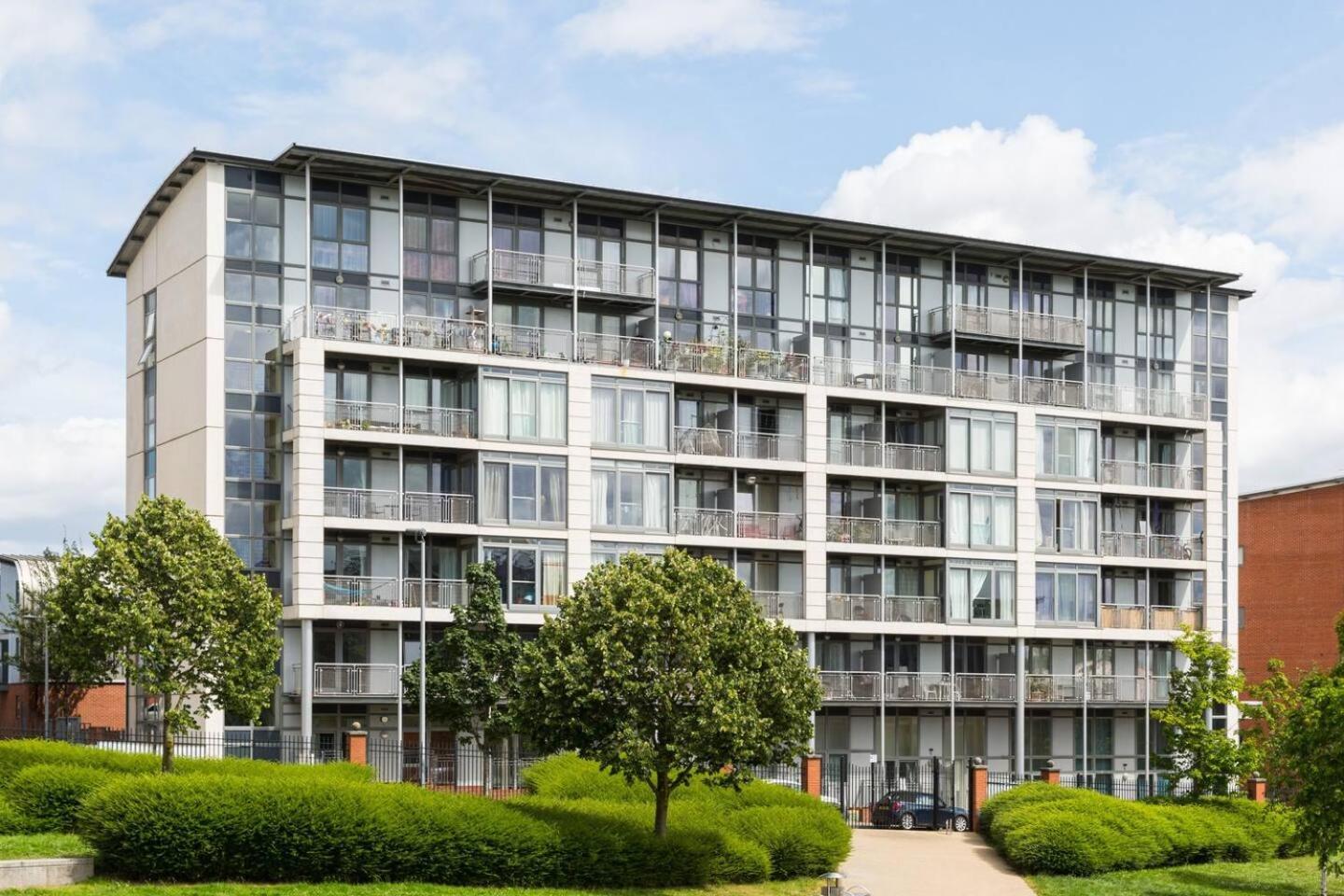 Apartment Centre - Terrace - King-size Bed - Wifi - Netflix - Rated - 42m