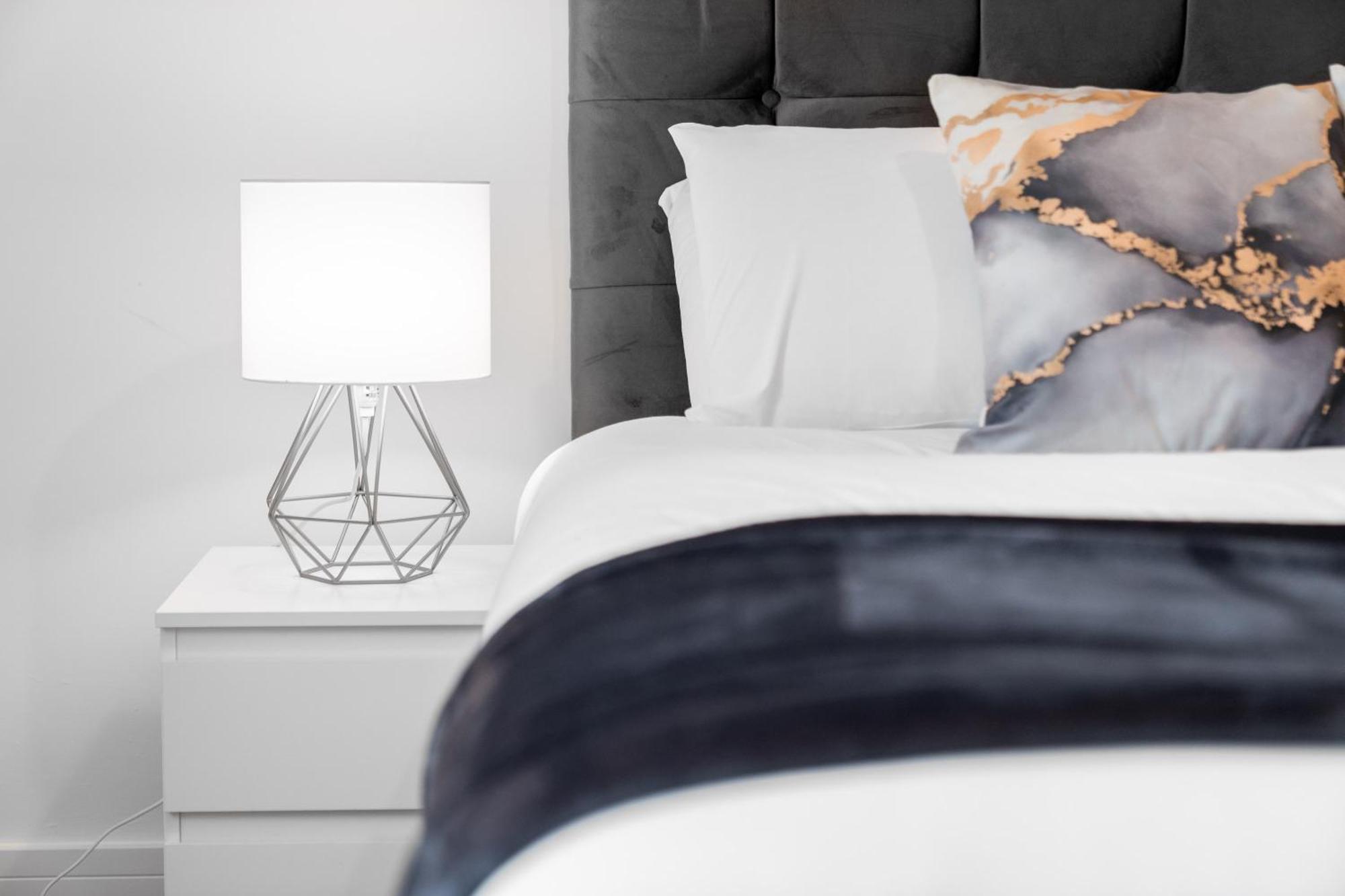 Apartment Stylish 2 Bedroom - Balcony - Secure Parking - Rated - 5mc