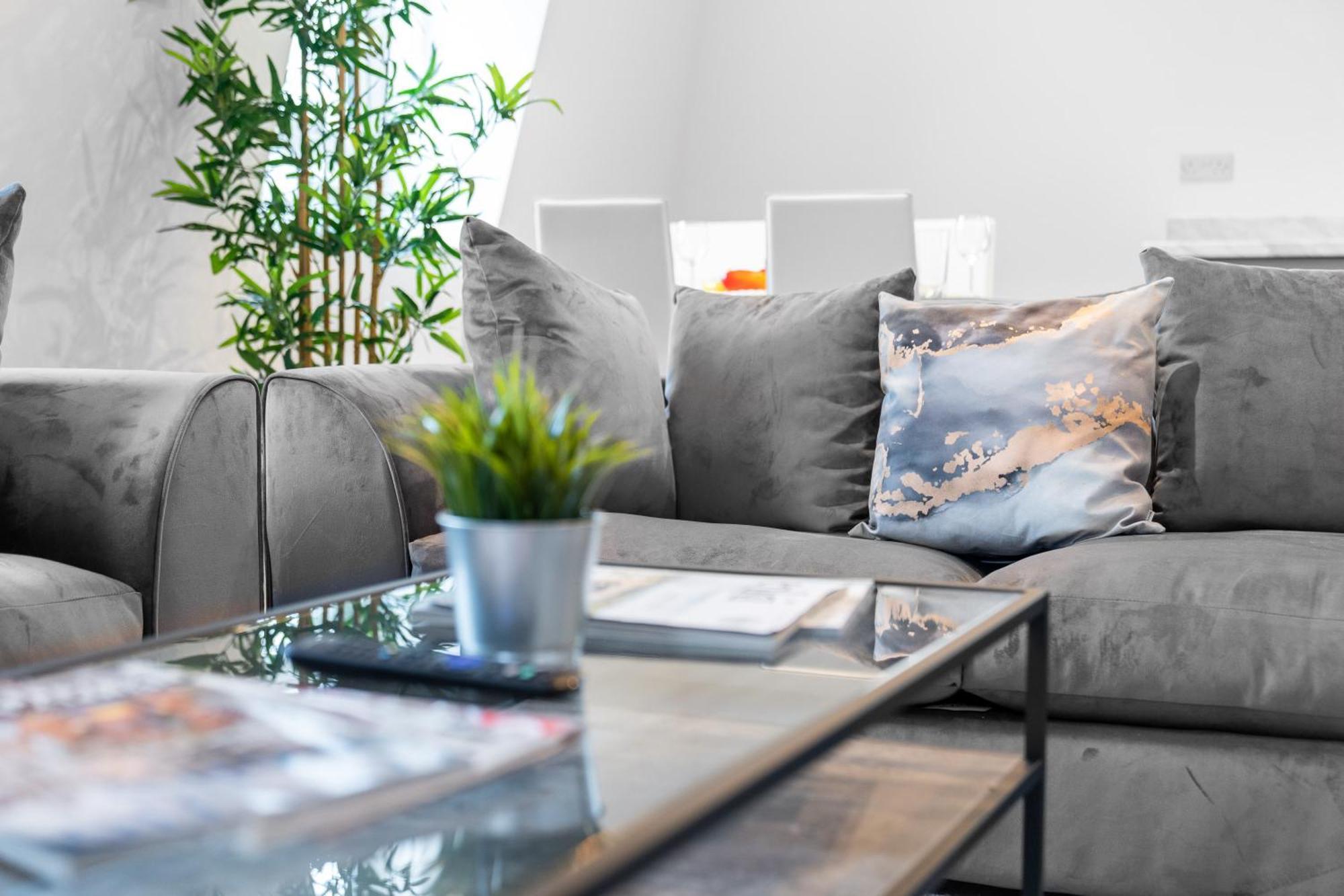 Stylish 2 Bedroom - Balcony - Secure Parking - Rated - 5mc