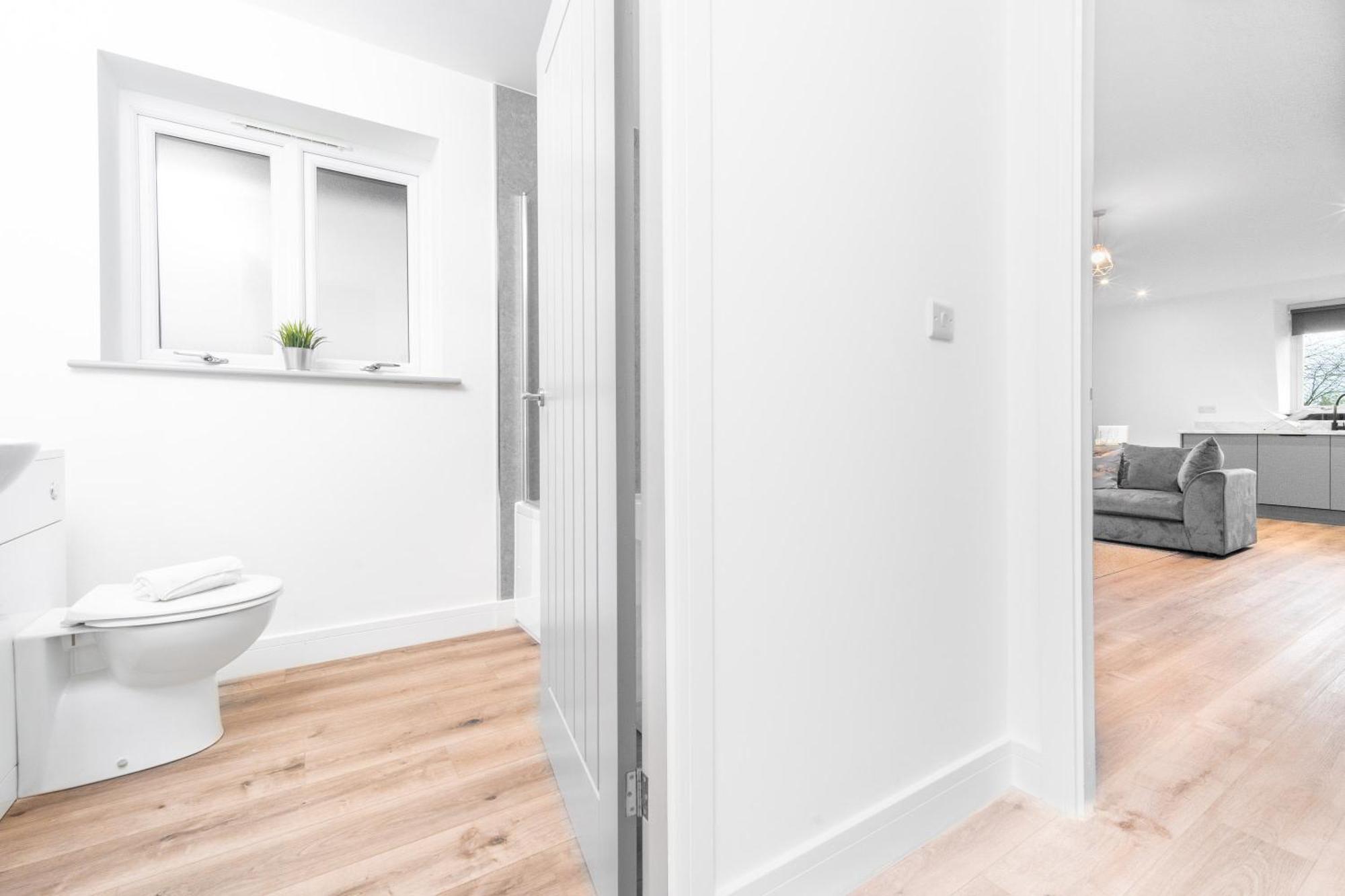 Stylish 2 Bedroom - Balcony - Secure Parking - Rated - 5mc Apartment