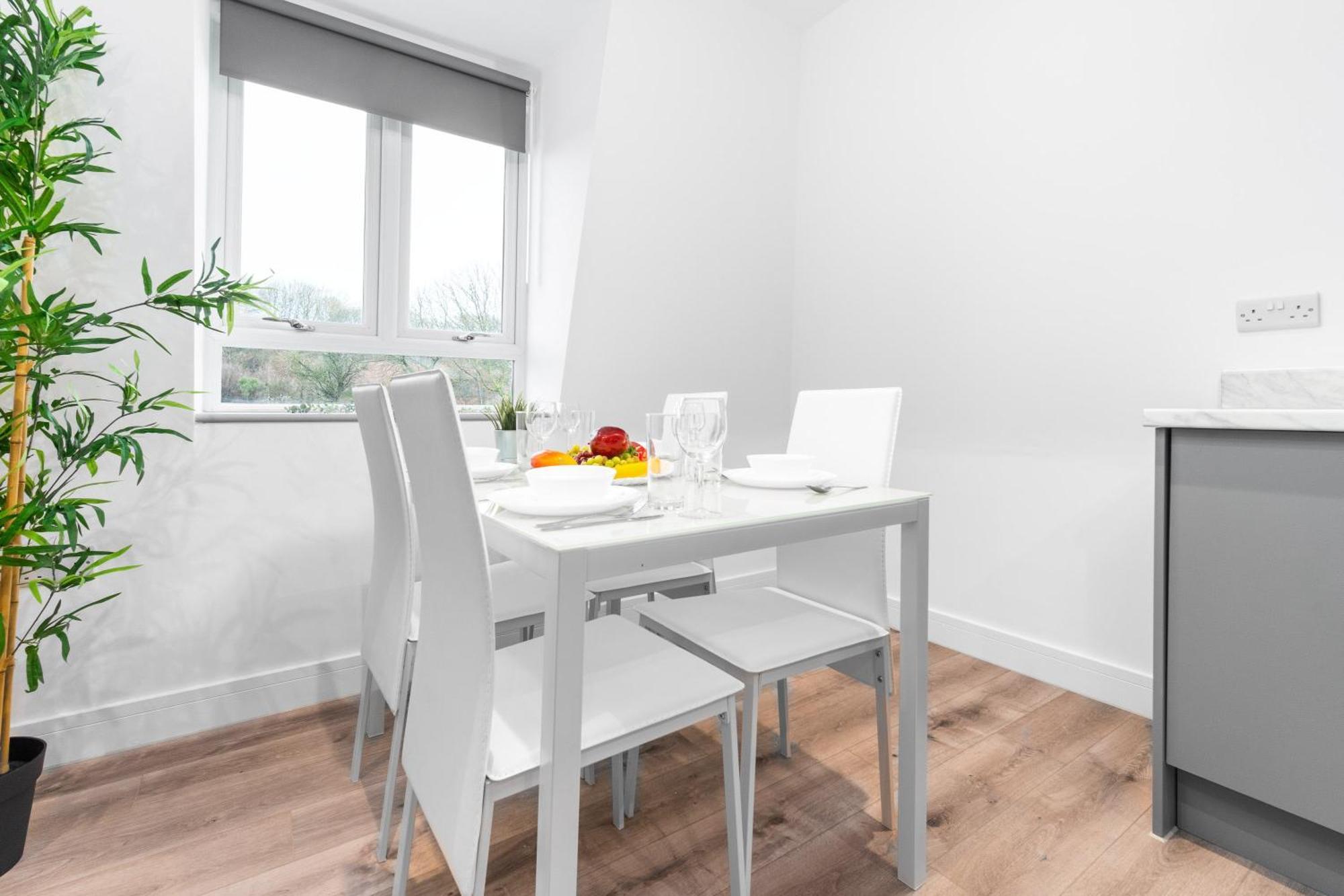 Stylish 2 Bedroom - Balcony - Secure Parking - Rated - 5mc Apartment *