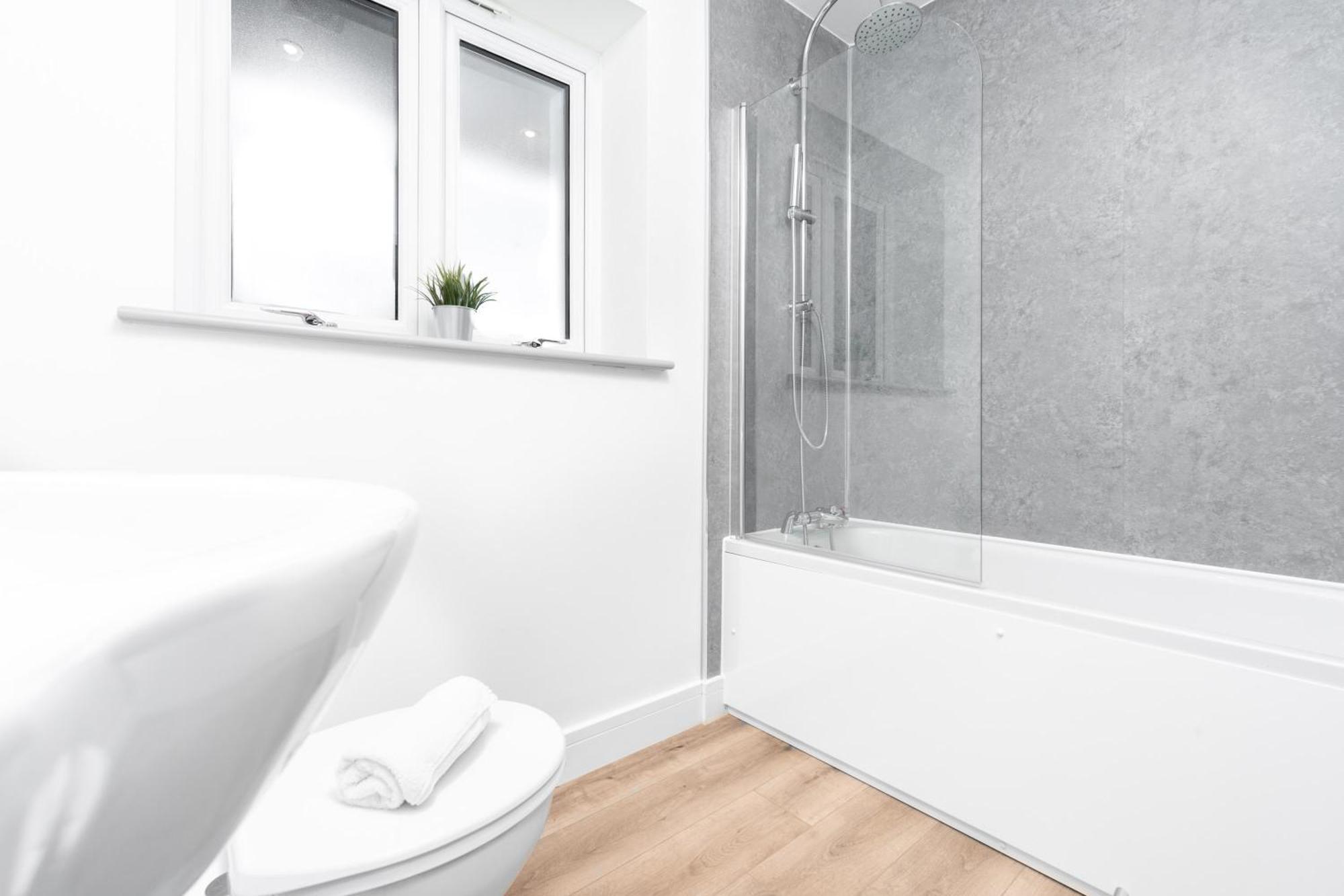 Apartment Stylish 2 Bedroom - Balcony - Secure Parking - Rated - 5mc