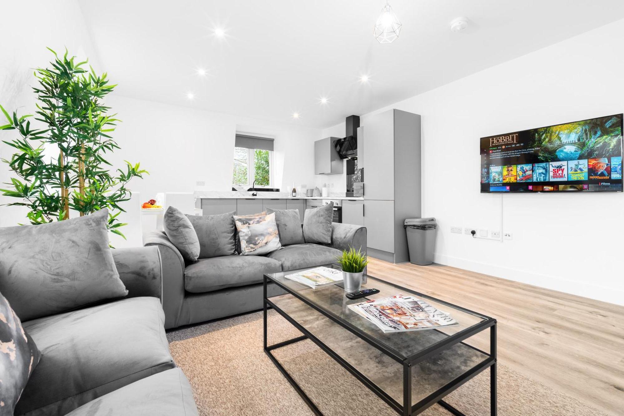 Stylish 2 Bedroom - Balcony - Secure Parking - Rated - 5mc Apartment *