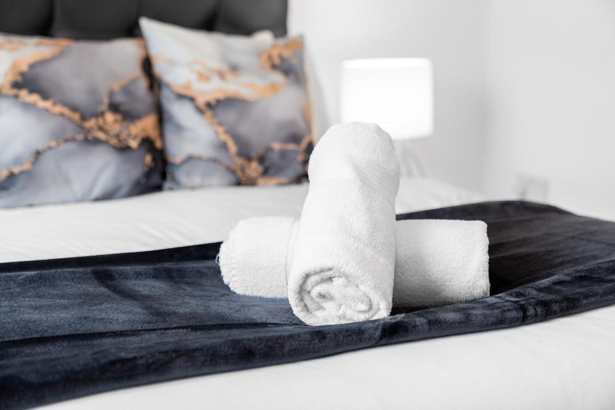 Apartment Stylish 2 Bedroom - Balcony - Secure Parking - Rated - 5mc *
