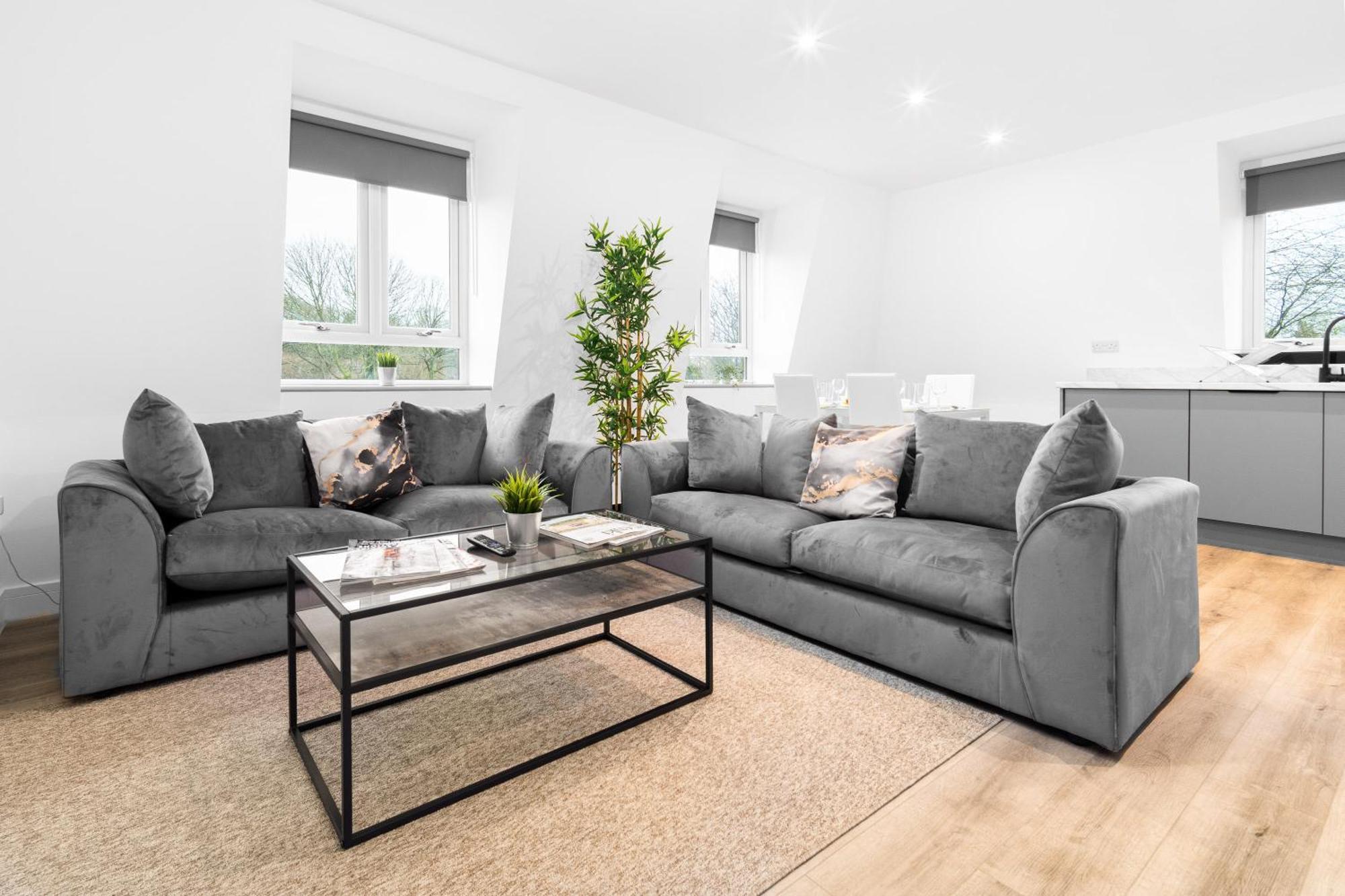 Stylish 2 Bedroom - Balcony - Secure Parking - Rated - 5mc *