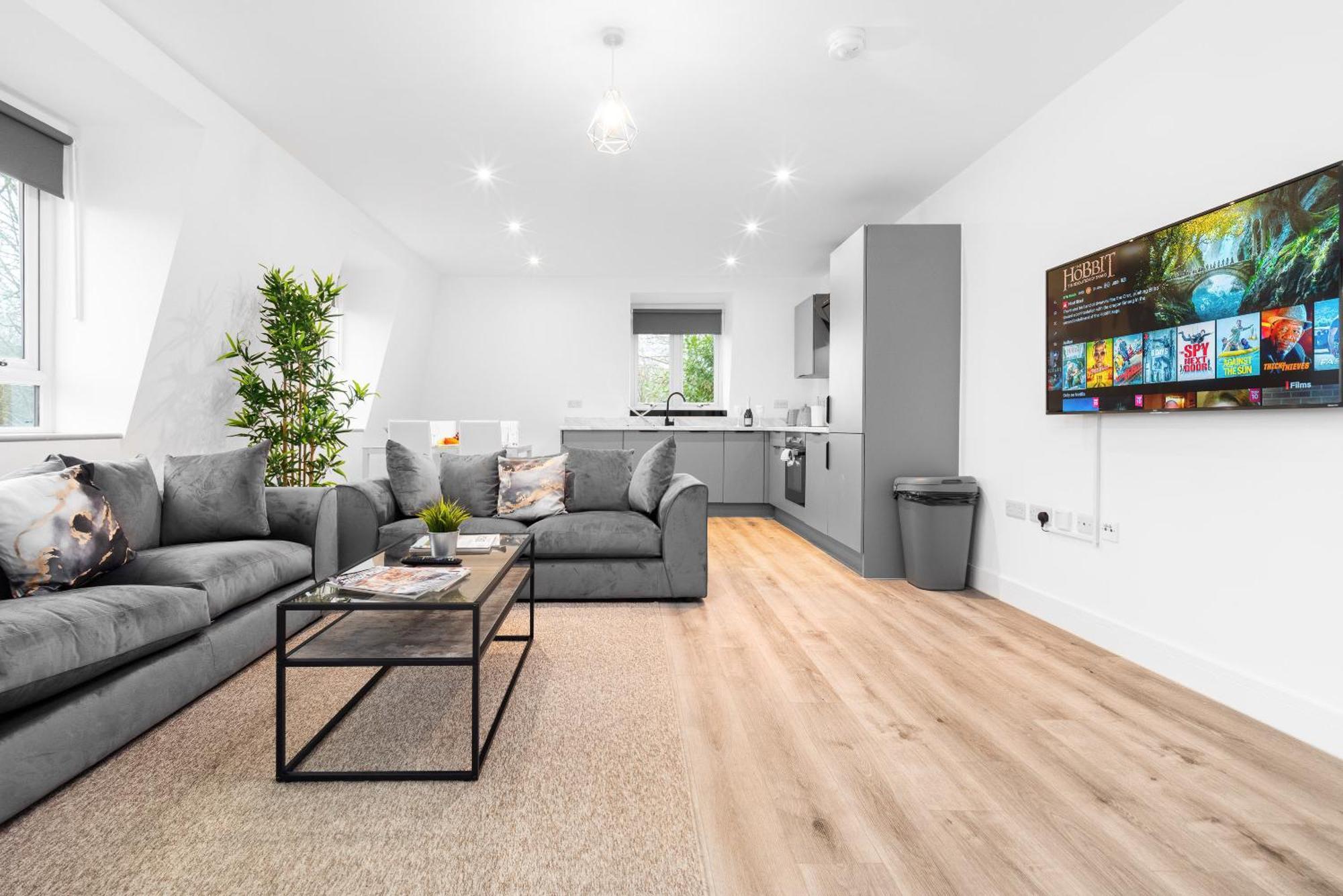 Stylish 2 Bedroom - Balcony - Secure Parking - Rated - 5mc