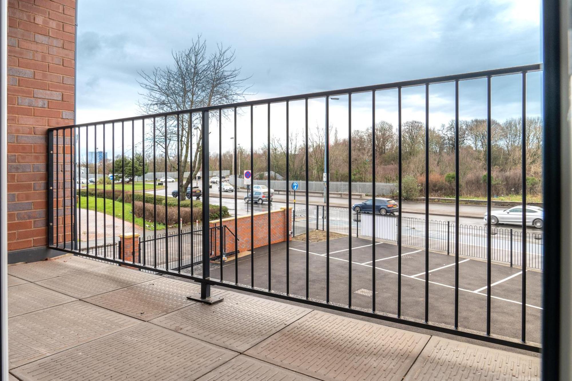 Stylish 2 Bedroom - Balcony - Secure Parking - Rated - 5mc * Birmingham
