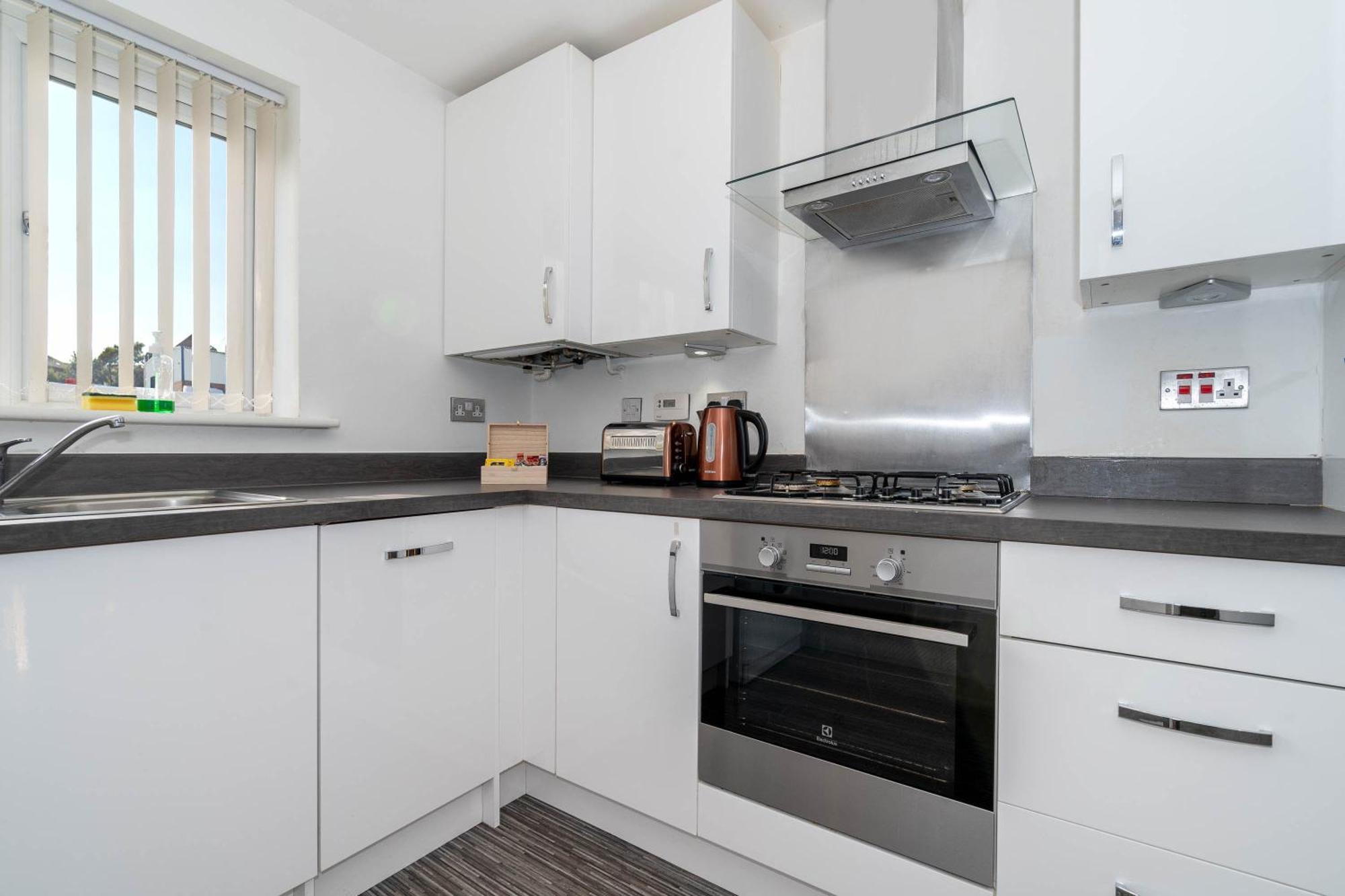 Detached 3 Bedroom House - Gaerden - Parking - Rated - Netflix - Wifi - 98c Holiday home *