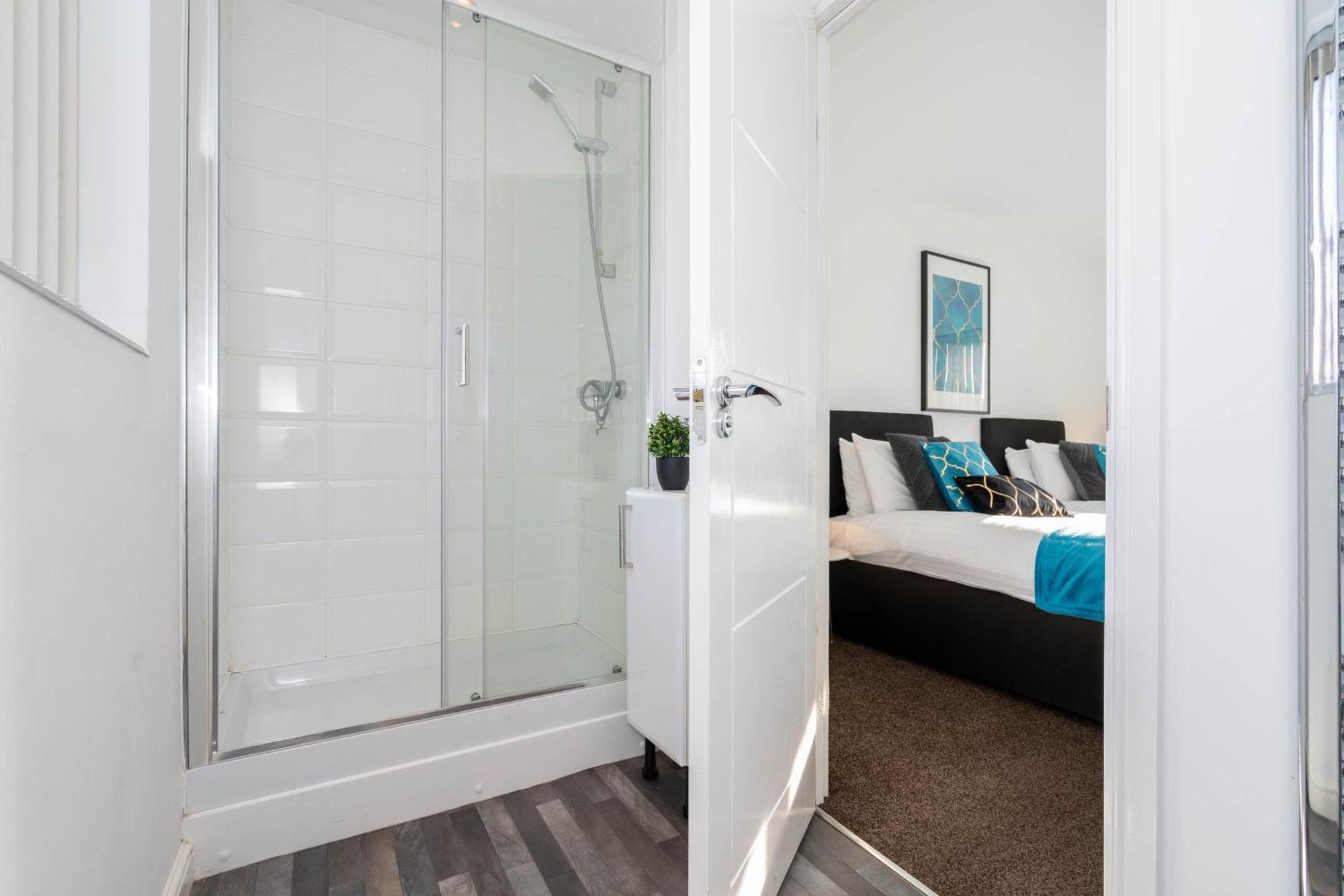 Detached 3 Bedroom House - Gaerden - Parking - Rated - Netflix - Wifi - 98c Birmingham