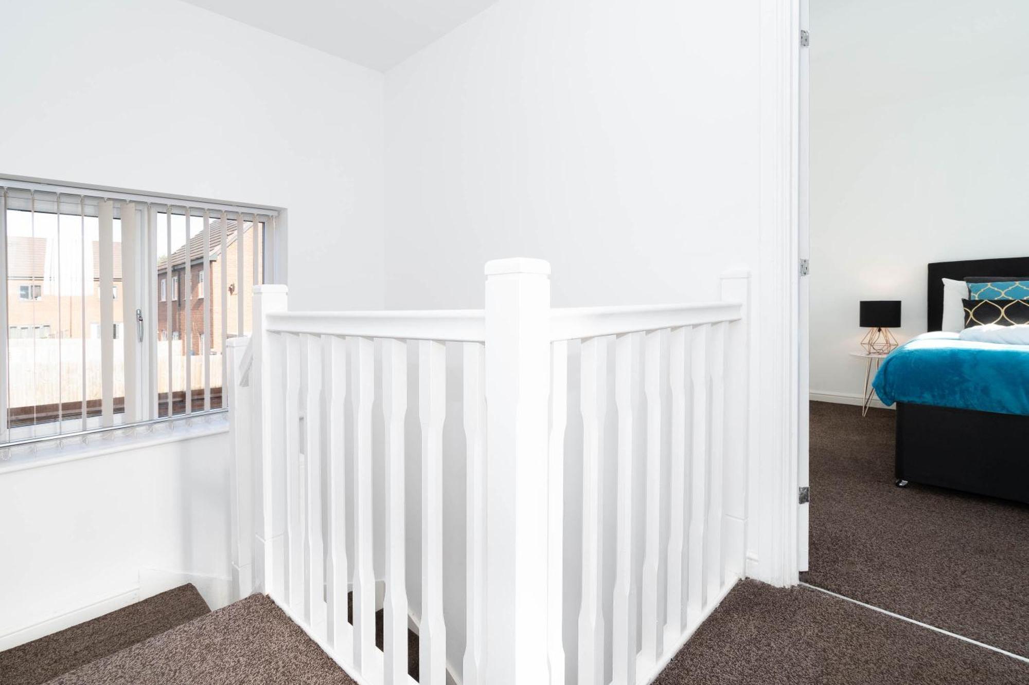 Detached 3 Bedroom House - Gaerden - Parking - Rated - Netflix - Wifi - 98c *