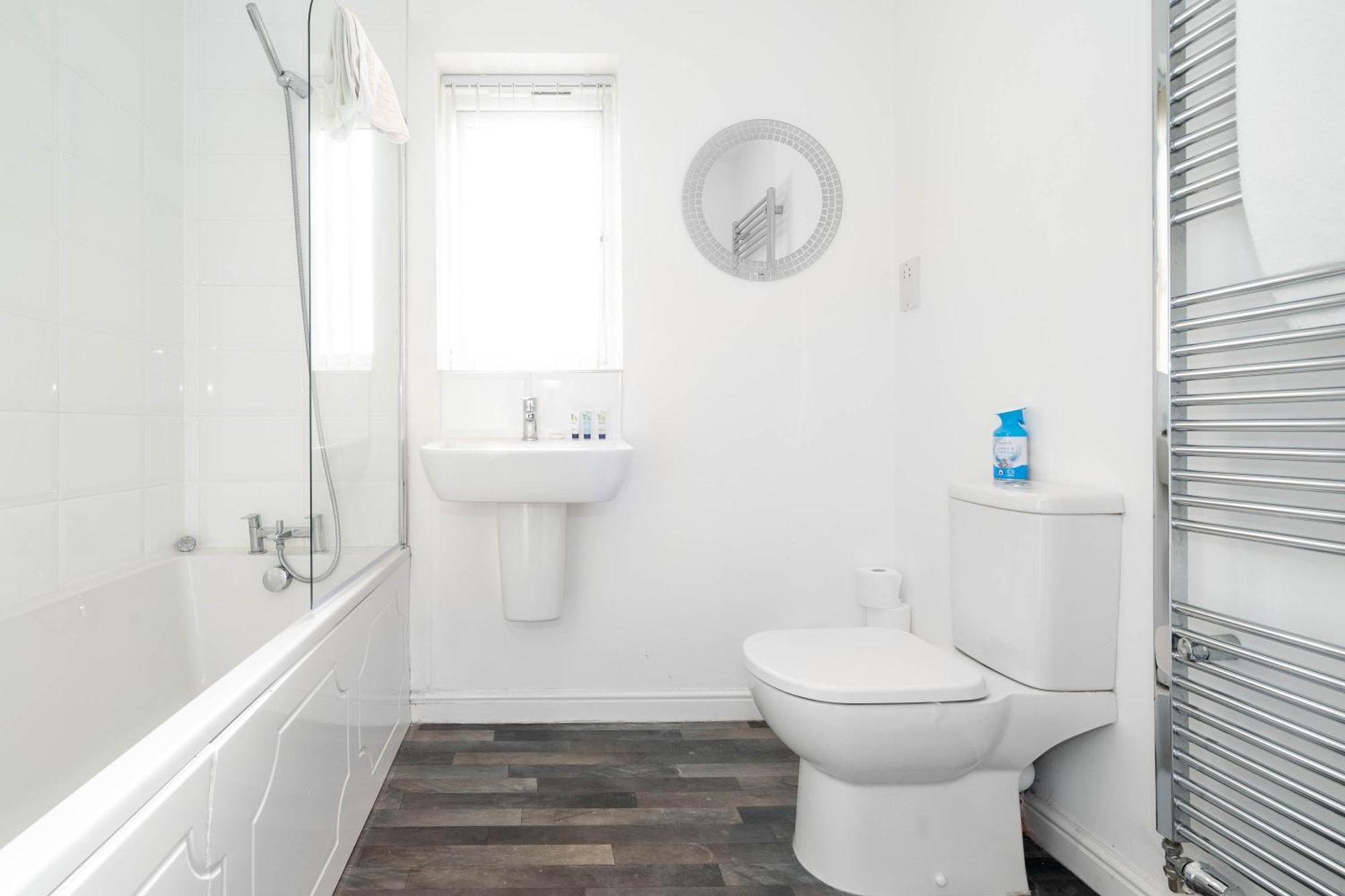 Detached 3 Bedroom House - Gaerden - Parking - Rated - Netflix - Wifi - 98c * Birmingham