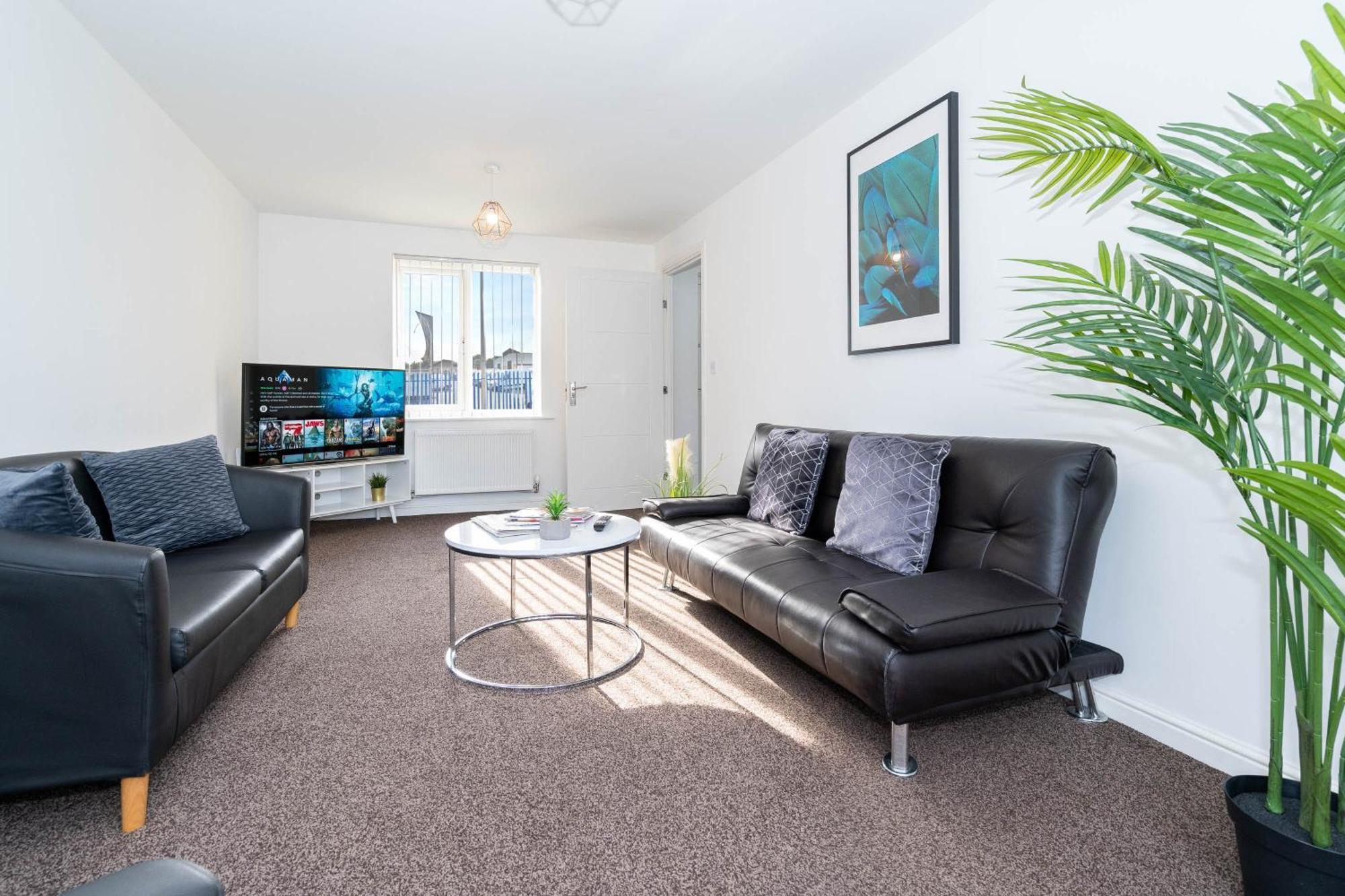 Detached 3 Bedroom House - Gaerden - Parking - Rated - Netflix - Wifi - 98c *