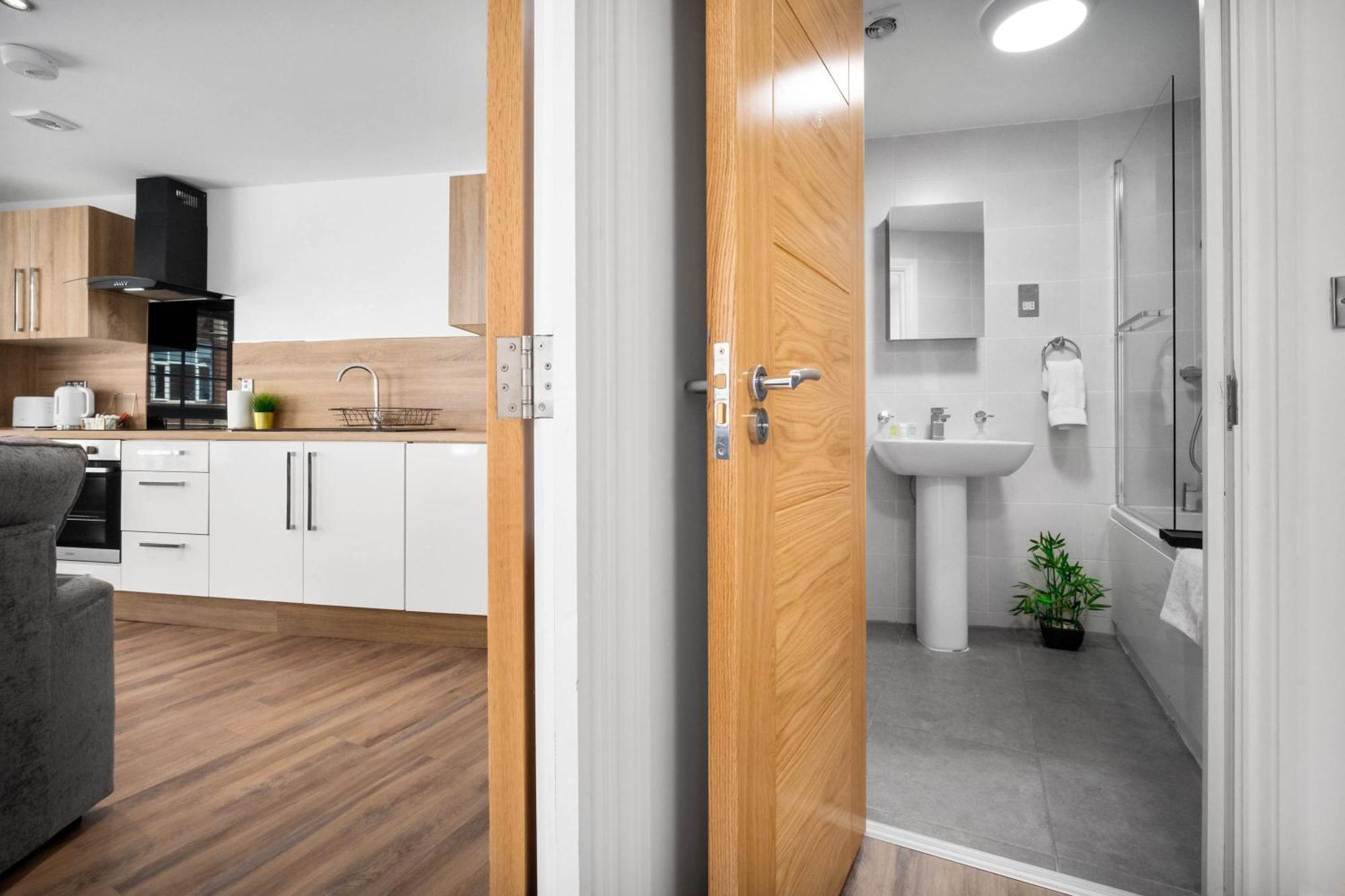 Centre - Jq - Free Wifi & Netflix - Rated - 3cs Apartment