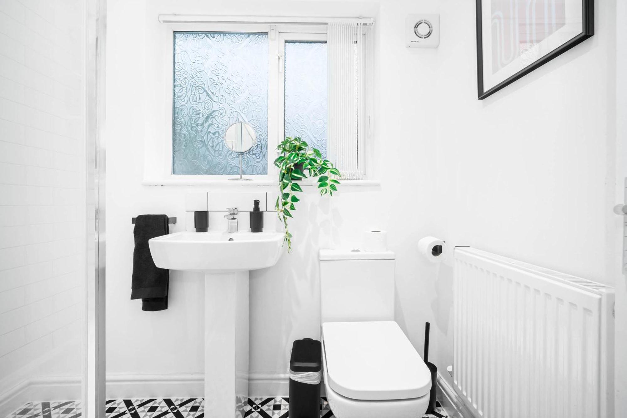 Holiday home Large 4 Bedroom - Parking - Sutton Coldfield - Rated - 75c *