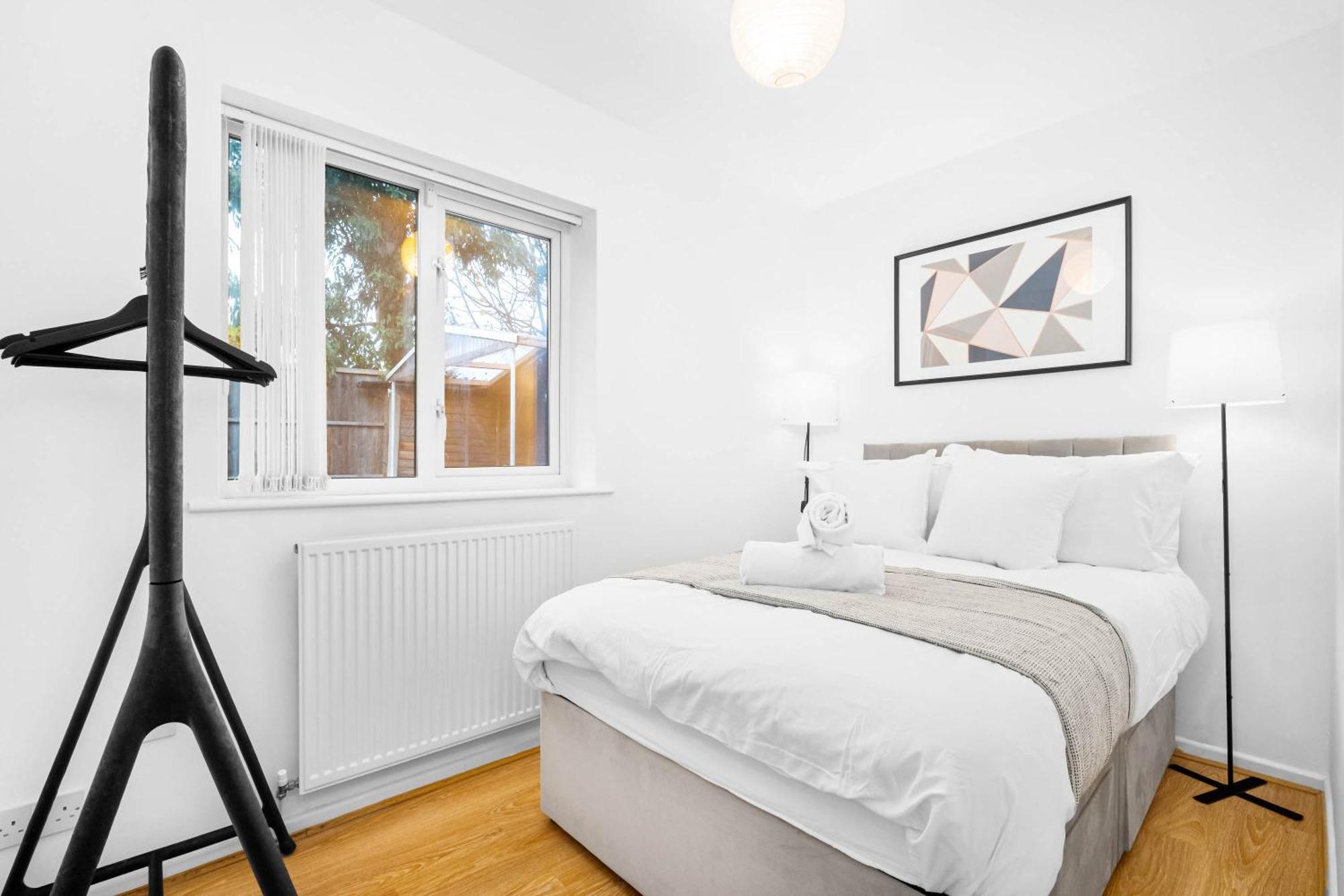 Holiday home Large 4 Bedroom - Parking - Sutton Coldfield - Rated - 75c