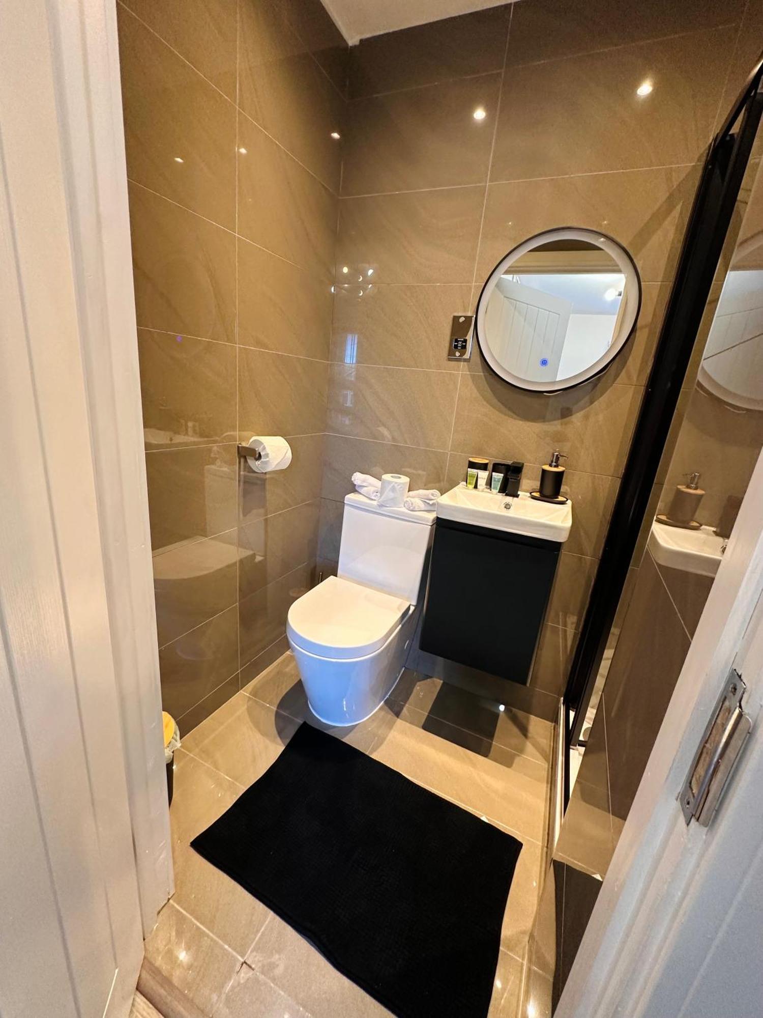 R2 - Newly Renovated Luxury Private En-suite In Harborne Park Road - Guest house Birmingham